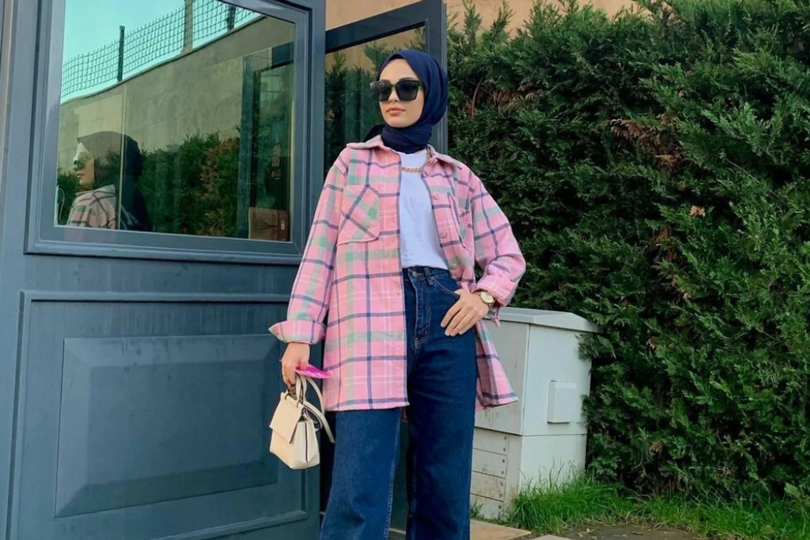 10 OOTD Kemeja Flanel Perempuan Hijab yang Simpel dan Stylish