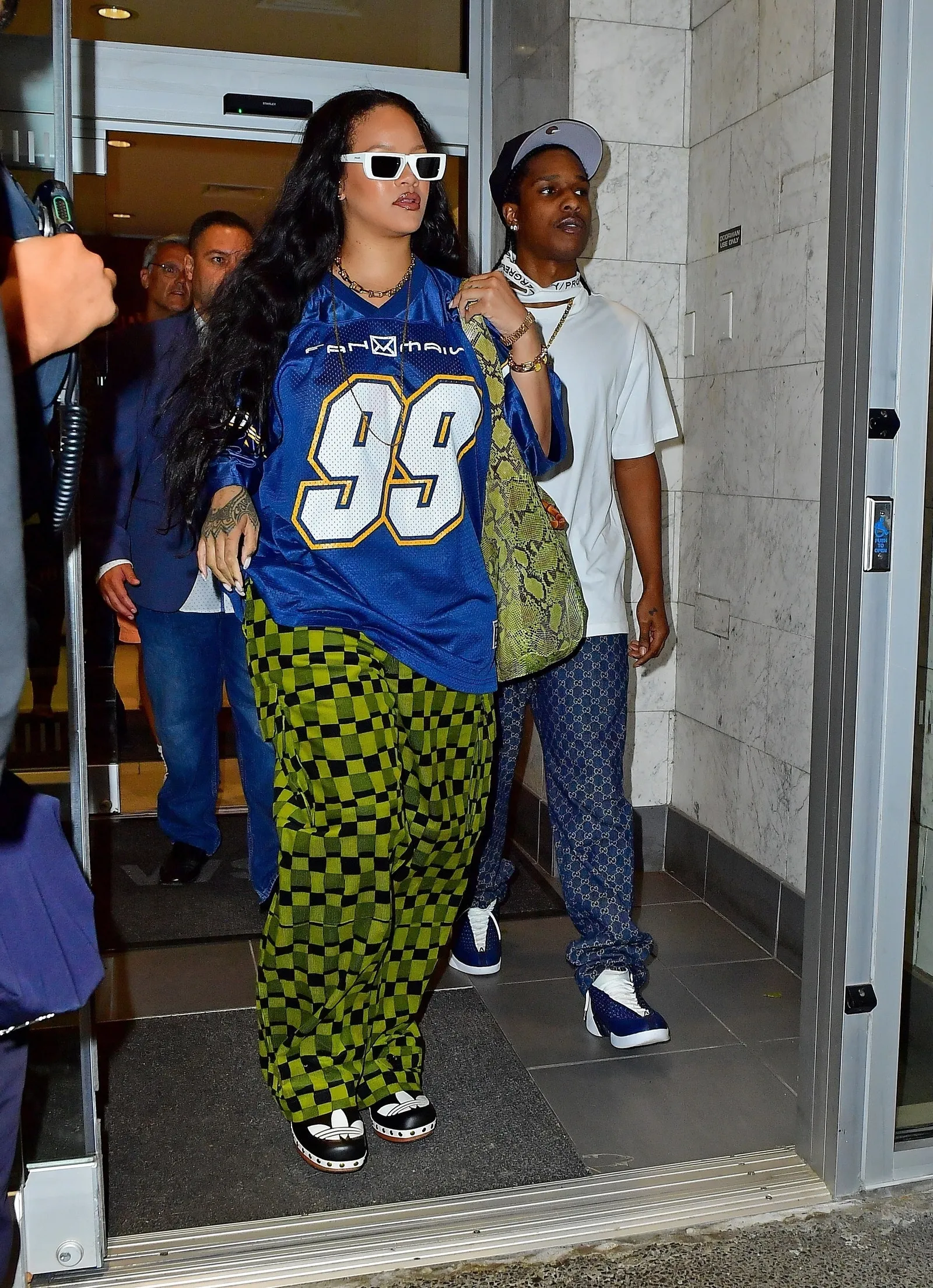 Pamer Sisi Tomboy, Ini Gaya Ikonik Rihanna Pakai Kaus Jersey di Jalan