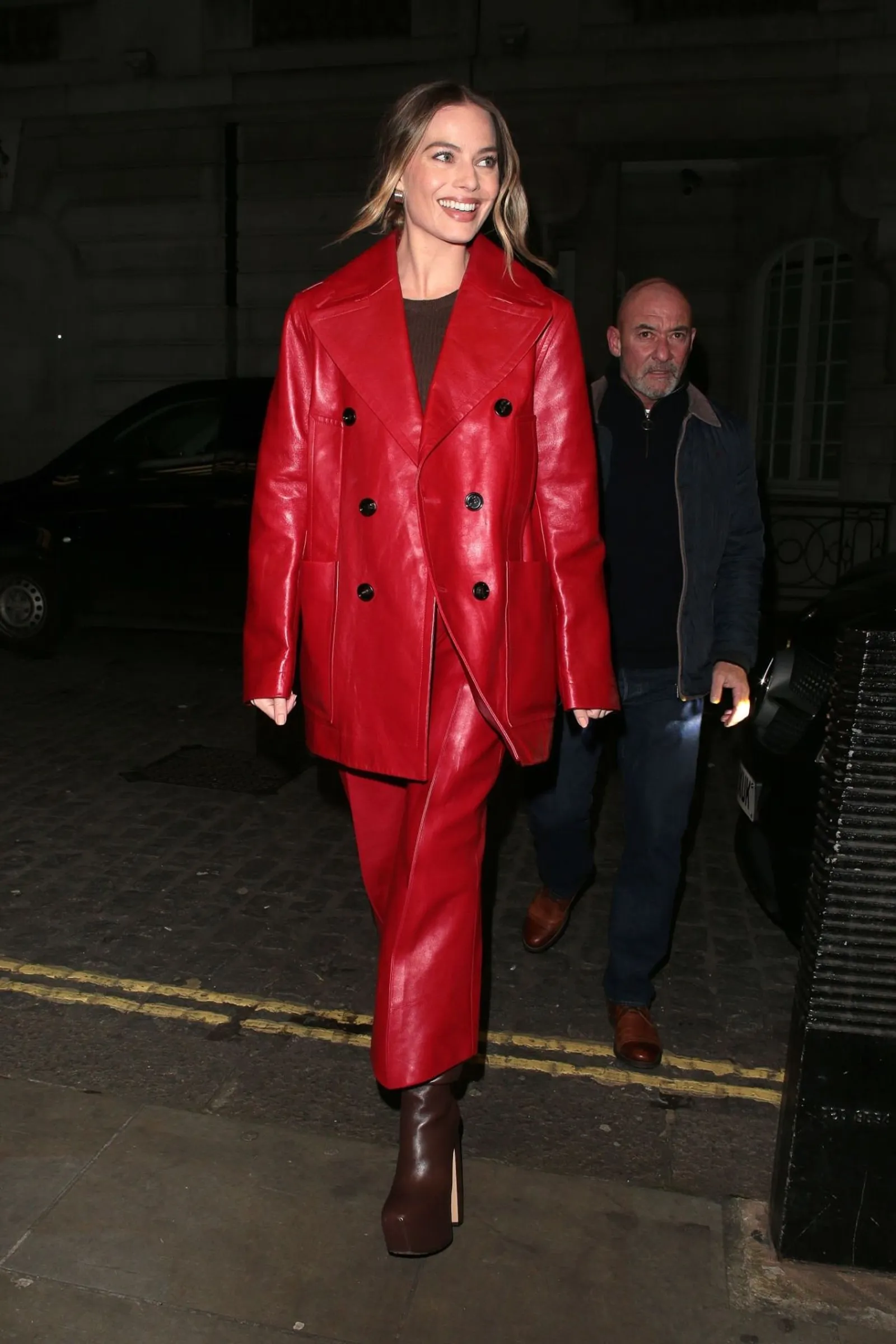 Penampilan Terbaru Margot Robbie, Stunning Andalkan Warna Merah