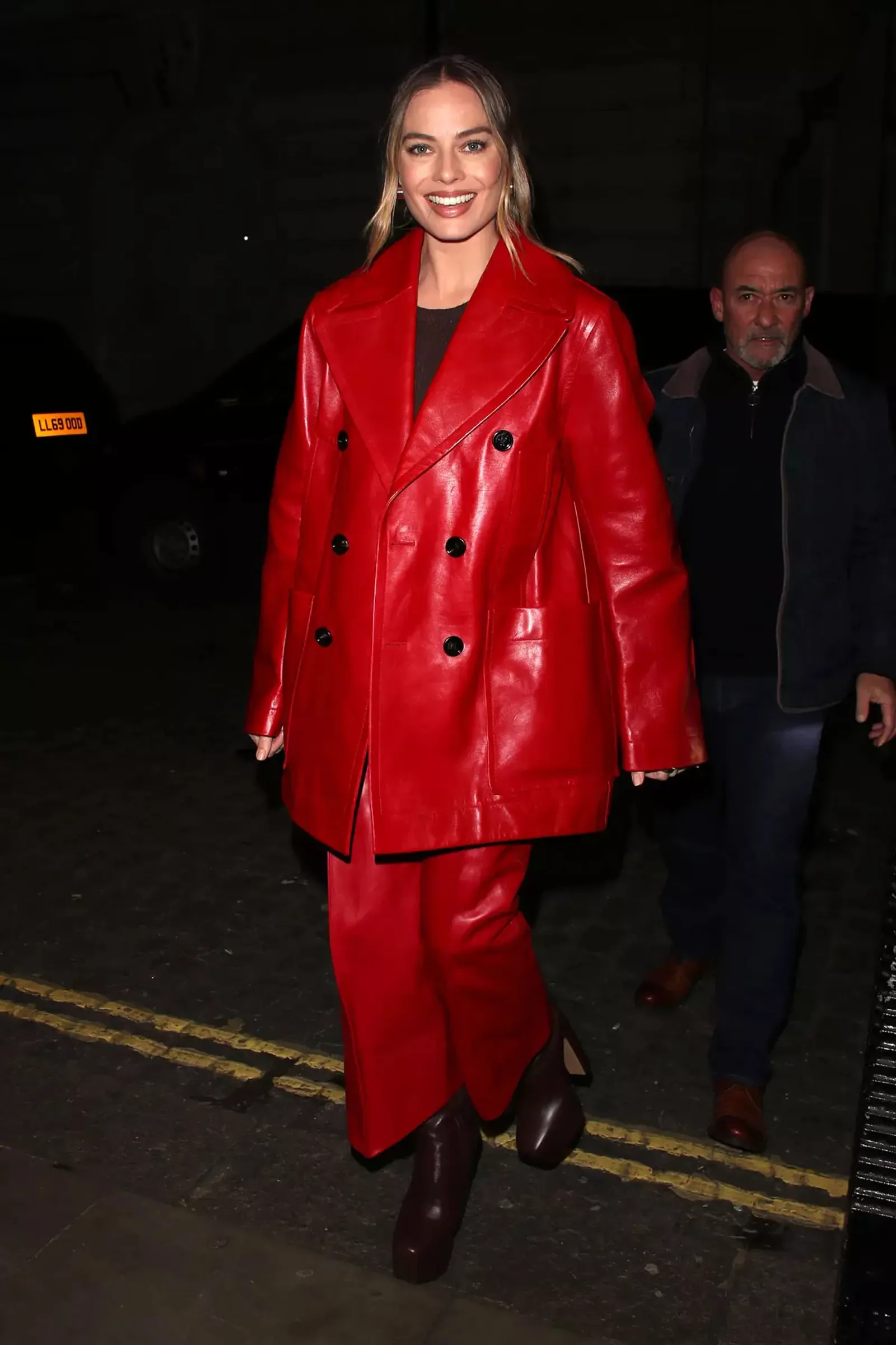 Penampilan Terbaru Margot Robbie, Stunning Andalkan Warna Merah