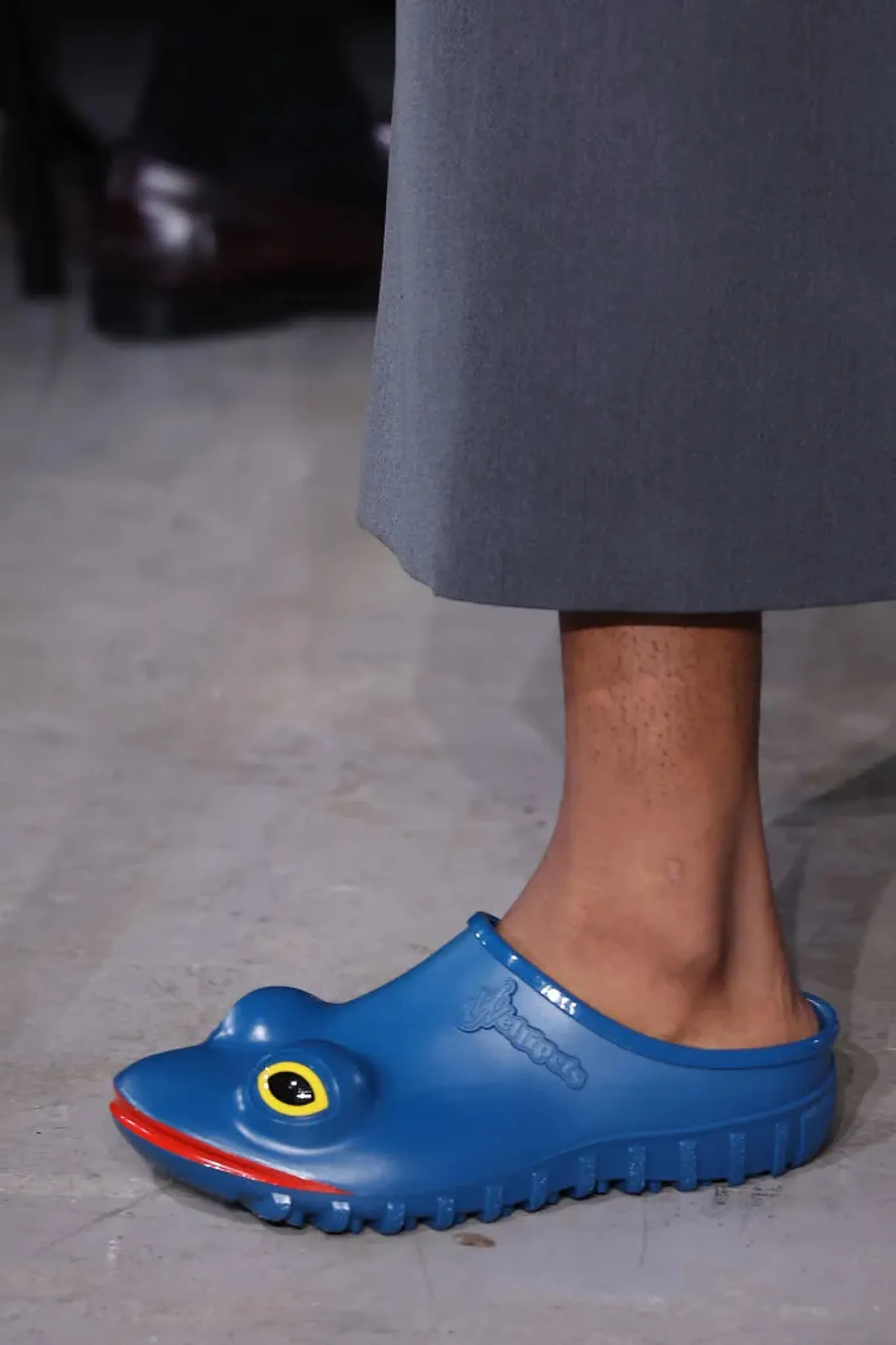 Frog Clogs JW Anderson yang Curi Perhatian Selama Fashion Week