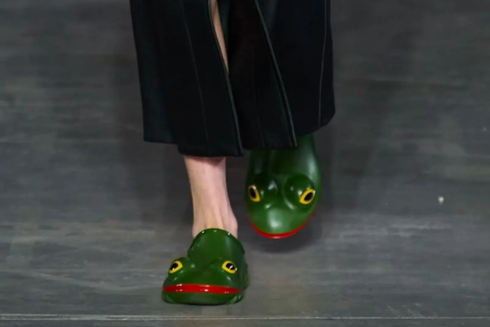 Frog Clogs JW Anderson yang Curi Perhatian Selama Fashion Week