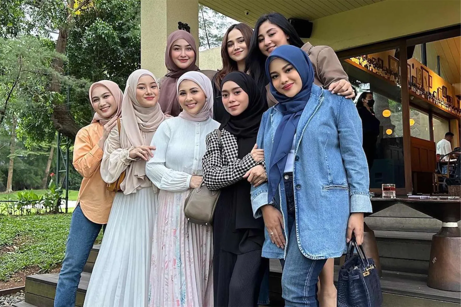 Inspirasi OOTD Kompak a La Geng Artis, Berniat Tiru?