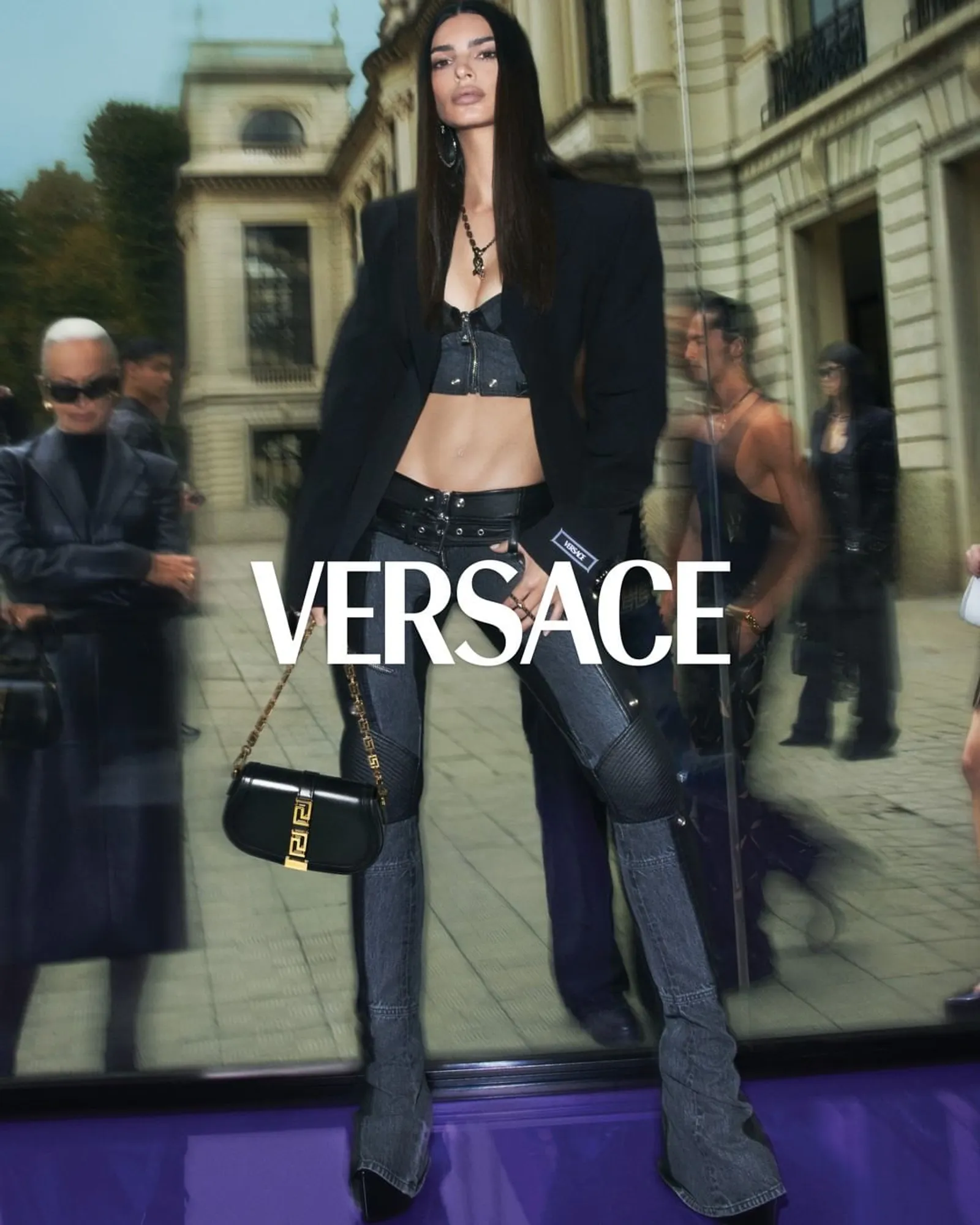 Emily Ratajkowski Jadi Pengantin Seksi di Campaign Terbaru Versace