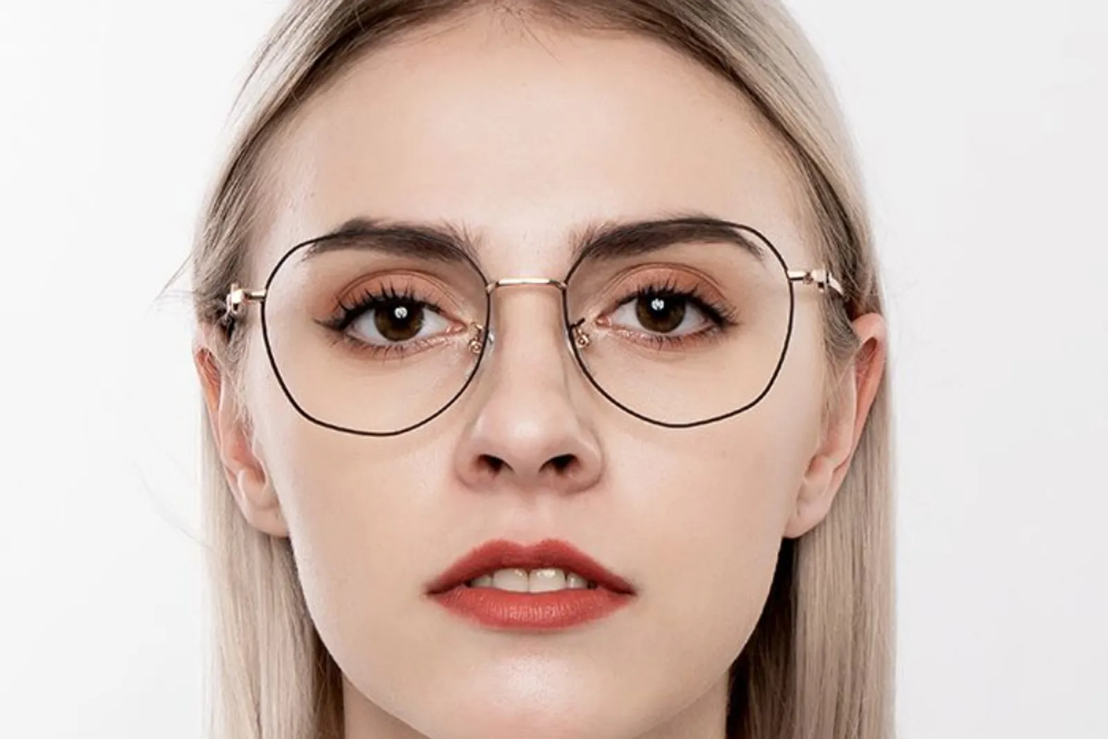 7 Kacamata untuk Wajah Bulat agar Terlihat Lebih Tirus