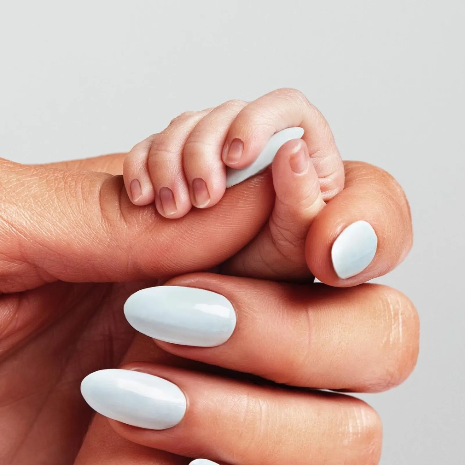 Dikaruniai Anak Pertama, Ini 9 Potret Mesra Paris Hilton & Carter Reum