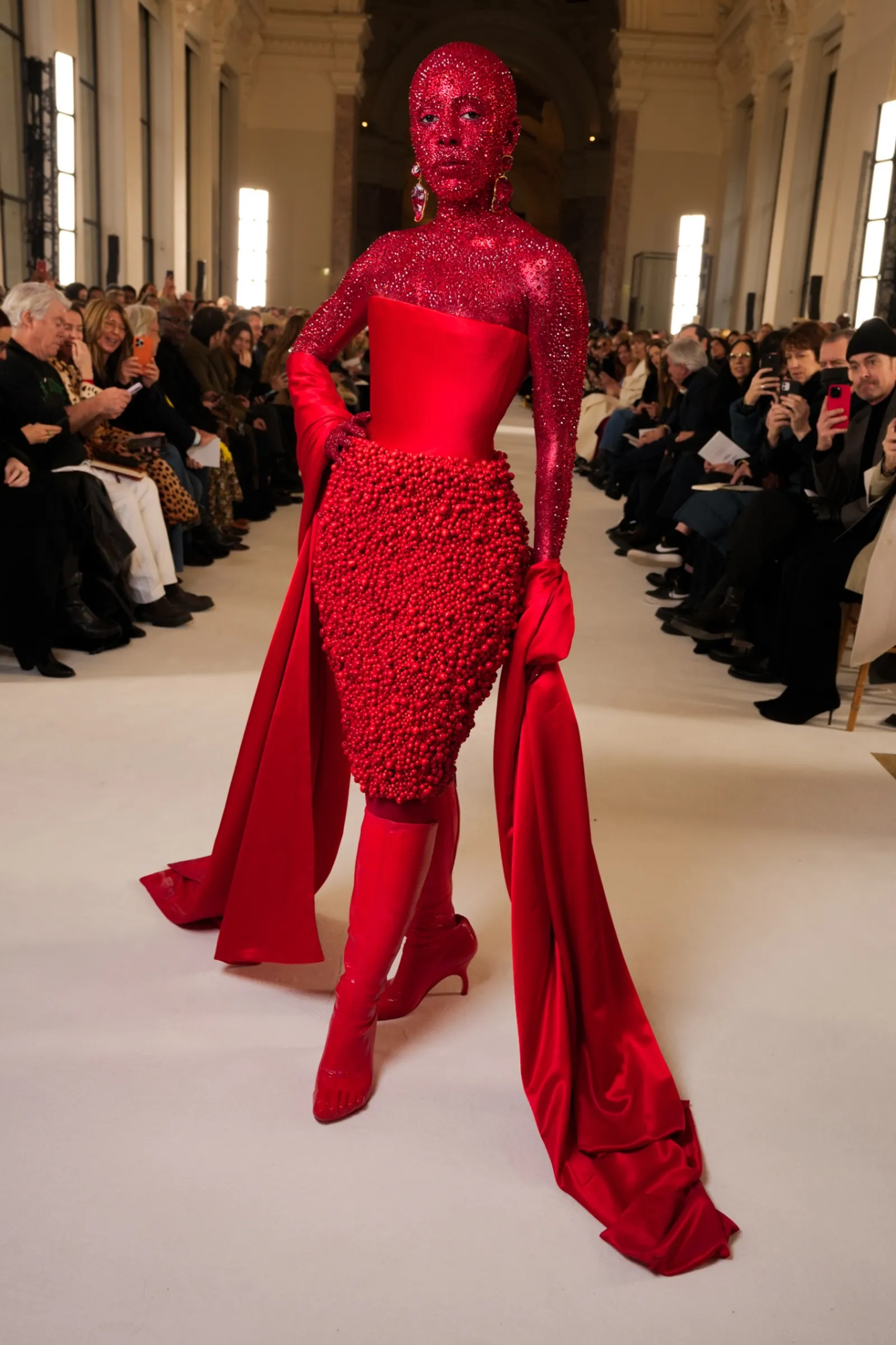 12 Gaya Terbaik Seleb Dunia di Paris Fashion Week Haute Couture 2023