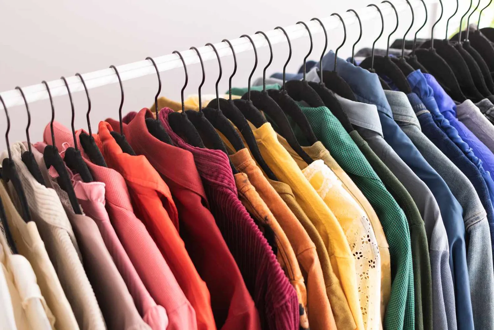 4 Tips Menata Baju di Lemari Pakaian berdasarkan Warna