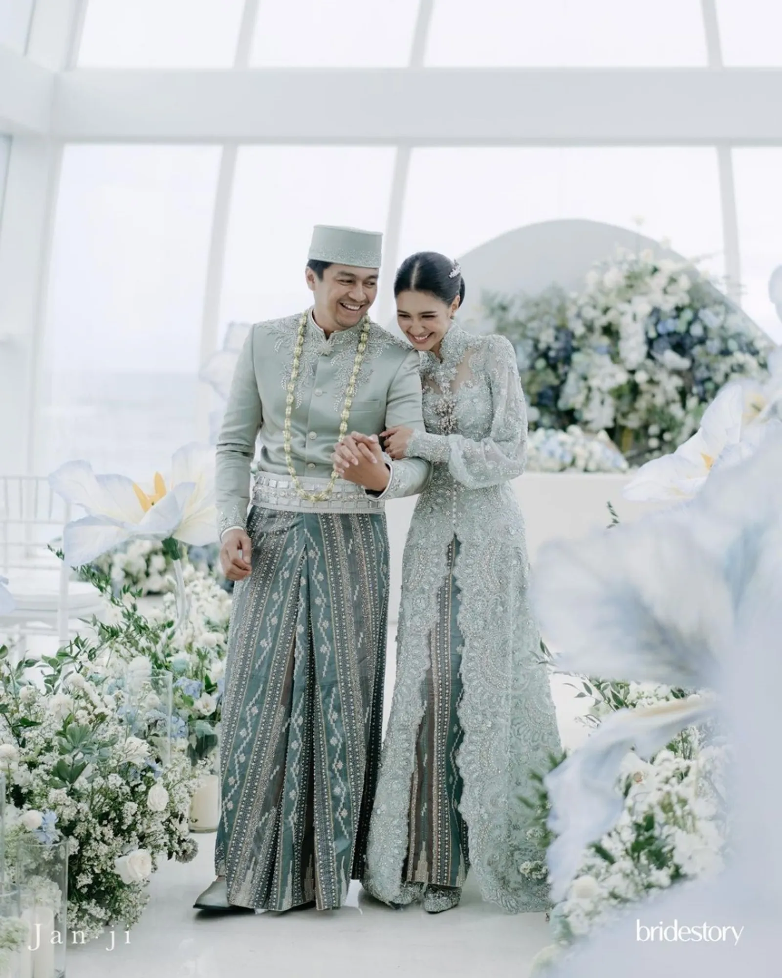 Digelar di Bali, 6 Foto Pernikahan Mikha Tambayong dan Deva Mahenra