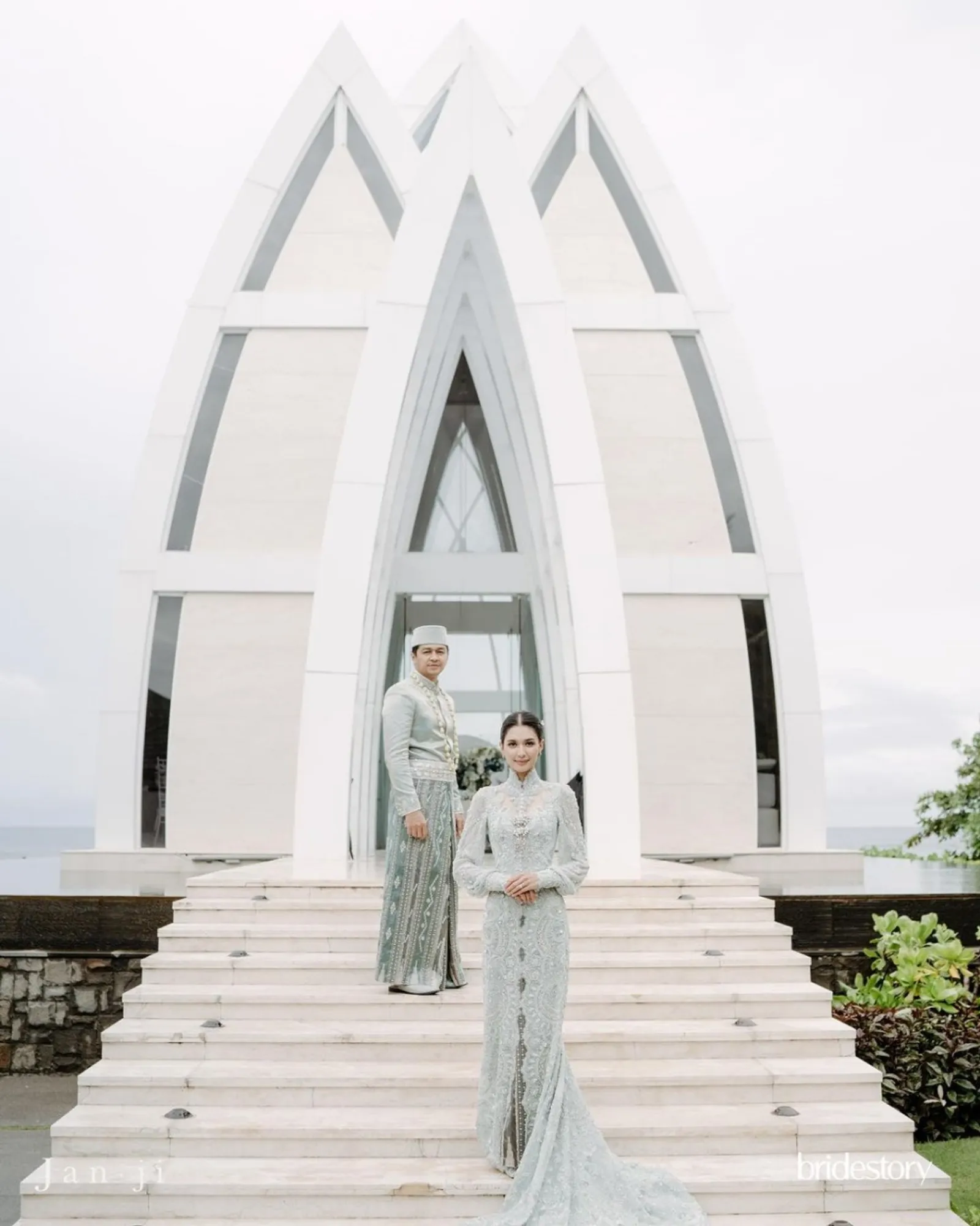 Digelar di Bali, 6 Foto Pernikahan Mikha Tambayong dan Deva Mahenra