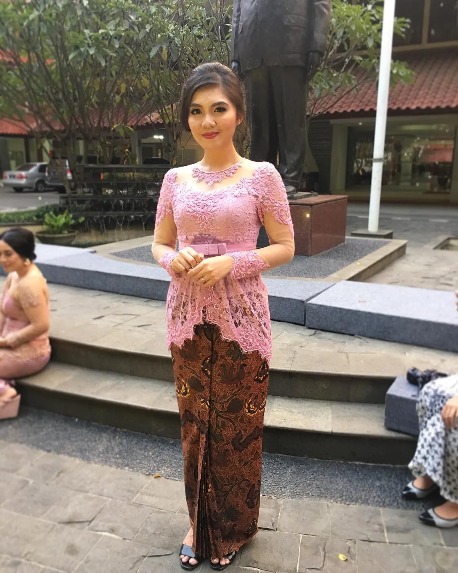 11 Model Baju Kebaya Artis Indonesia saat Wisuda, Memesona!