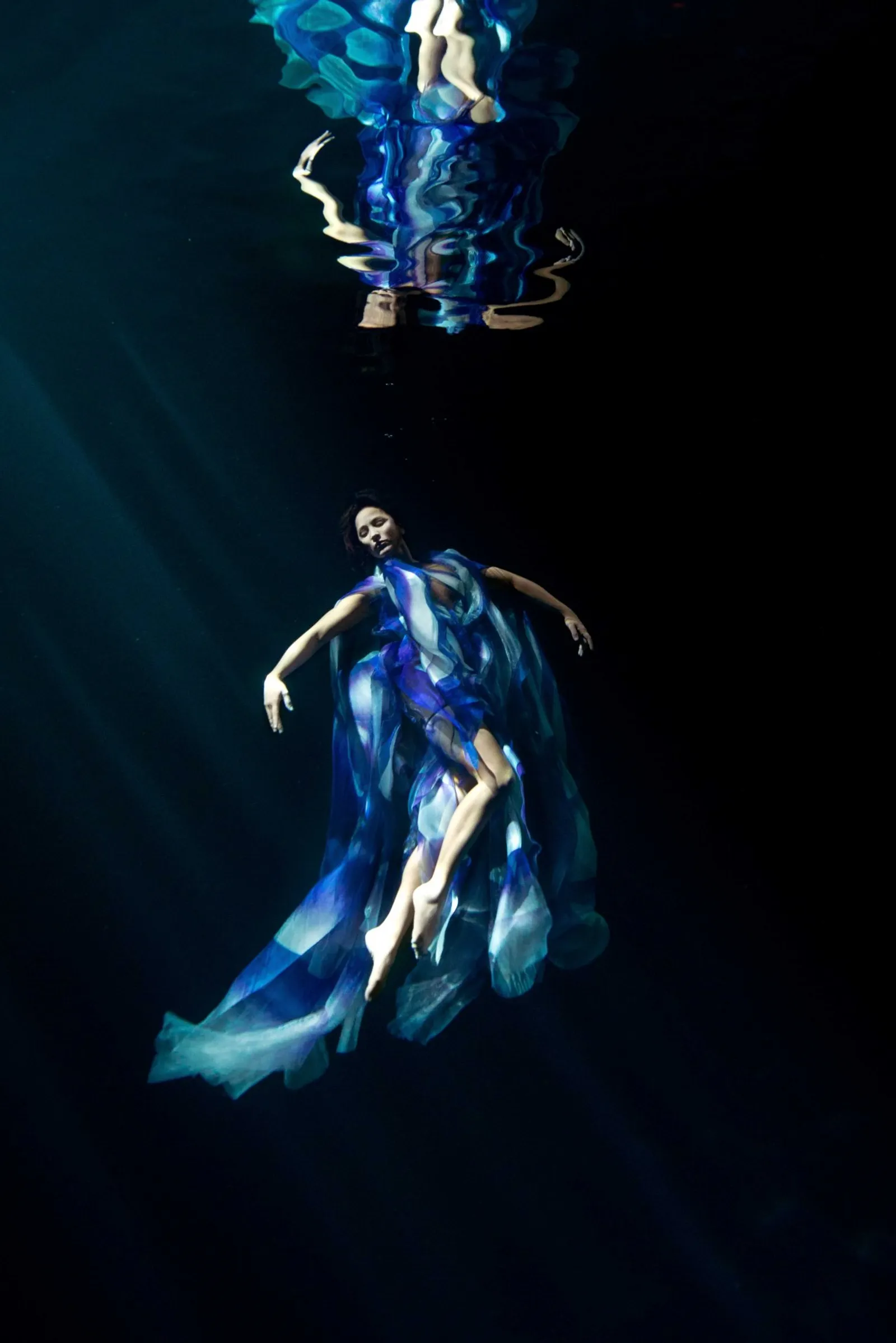 Iris van Herpen Pamerkan Koleksi Haute Couture di Bawah Air