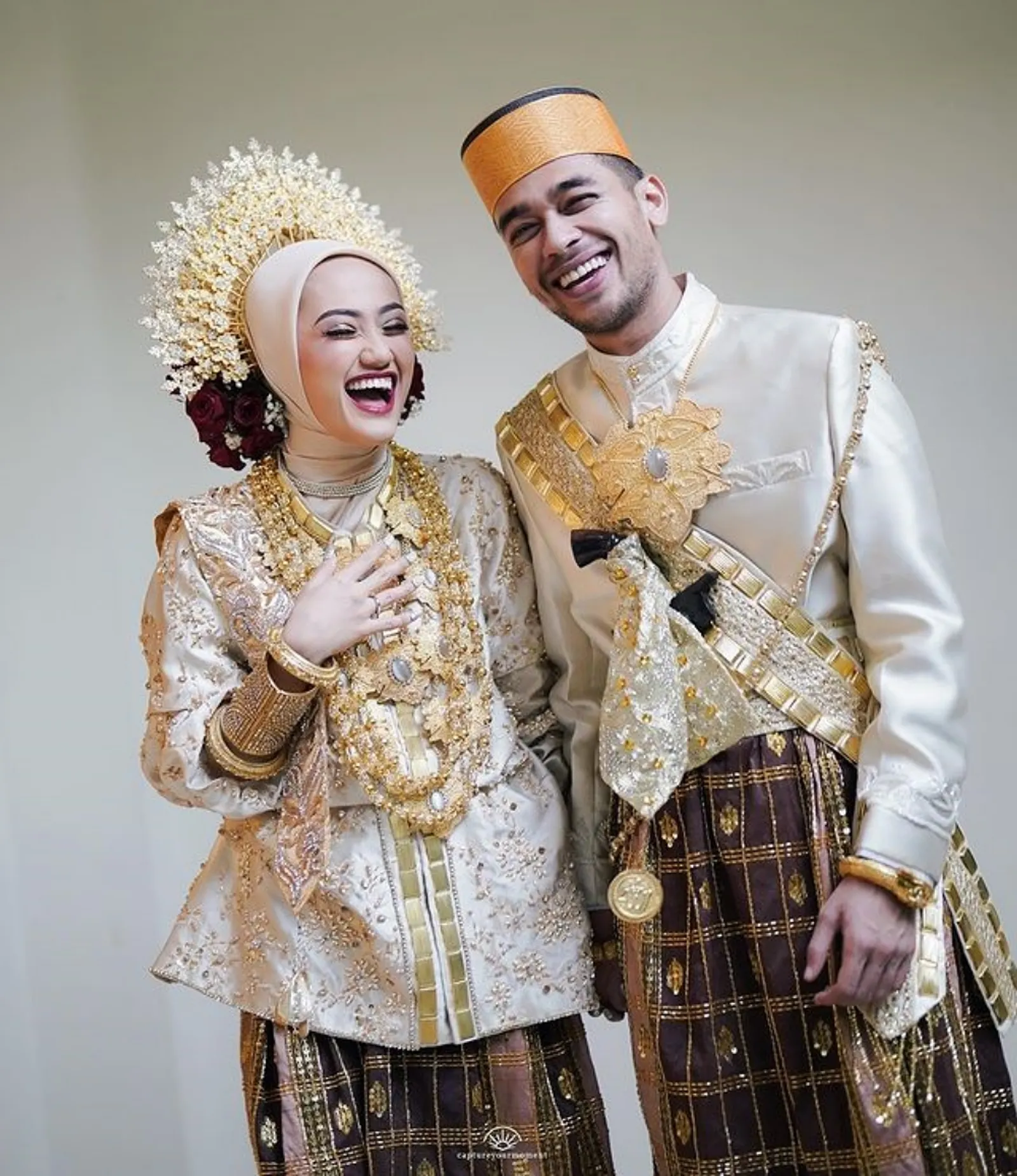 9 Potret Pernikahan Wafda Saifan dan Dokter, Kental Adat Bugis!