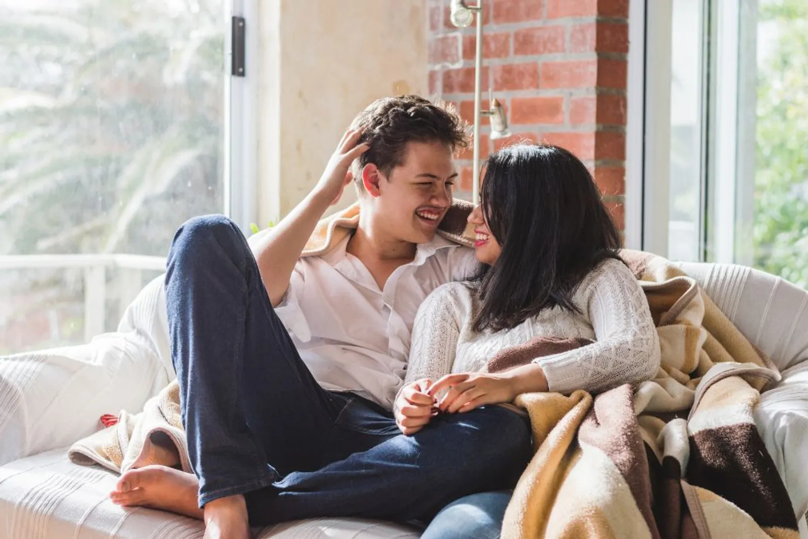 7 Cara Berbicara dengan Pasangan Soal Kesehatan Mental yang Dia Alami
