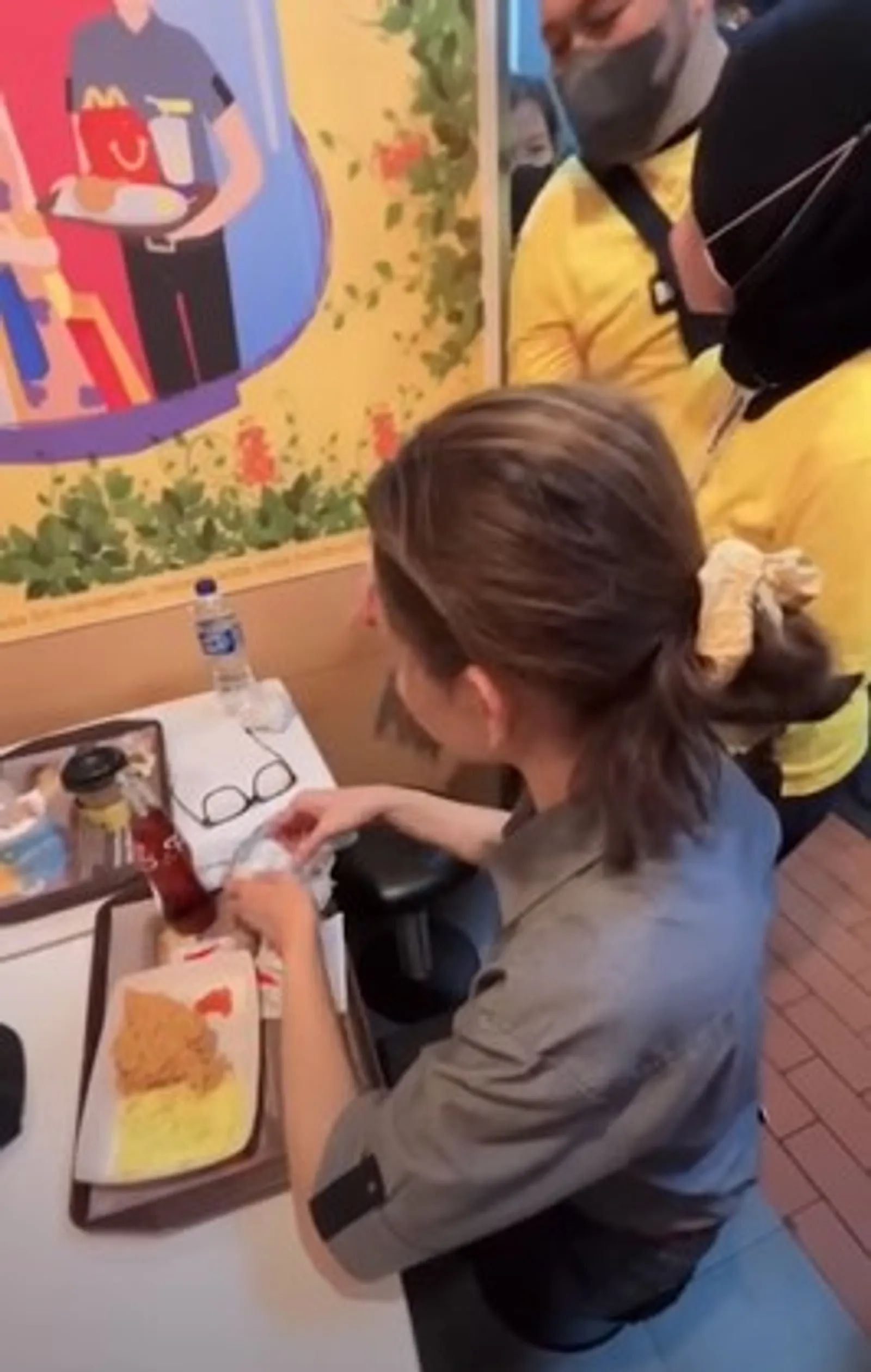 Bikin Heboh, Ini 10 Potret Bunda Corla Kerja di McDonald's Jakarta