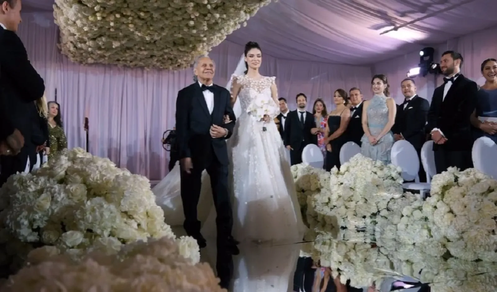 Beda 31 Tahun, Ini 9 Potret Pernikahan Marc Anthony dan Miss Universe