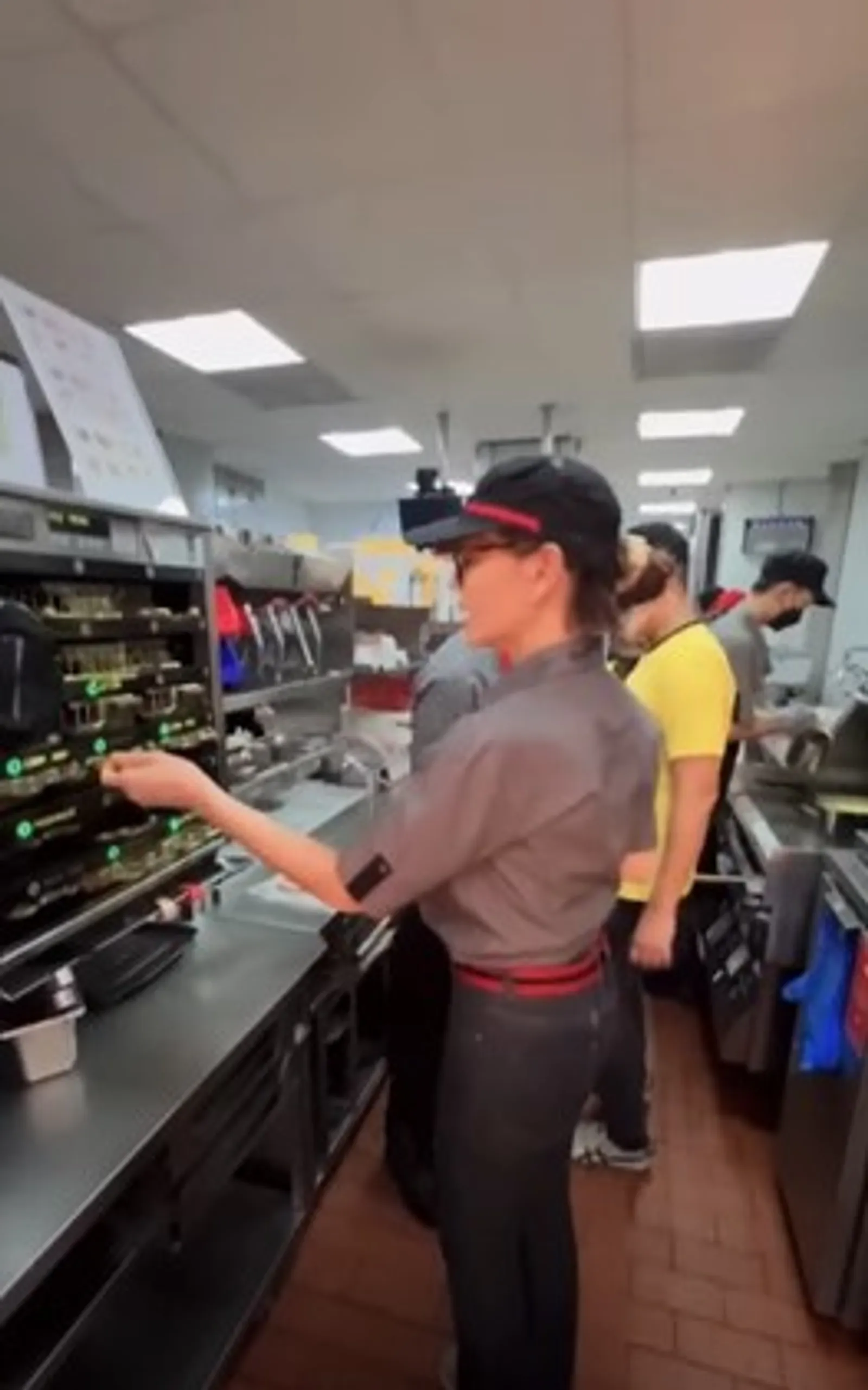 Bikin Heboh, Ini 10 Potret Bunda Corla Kerja di McDonald's Jakarta