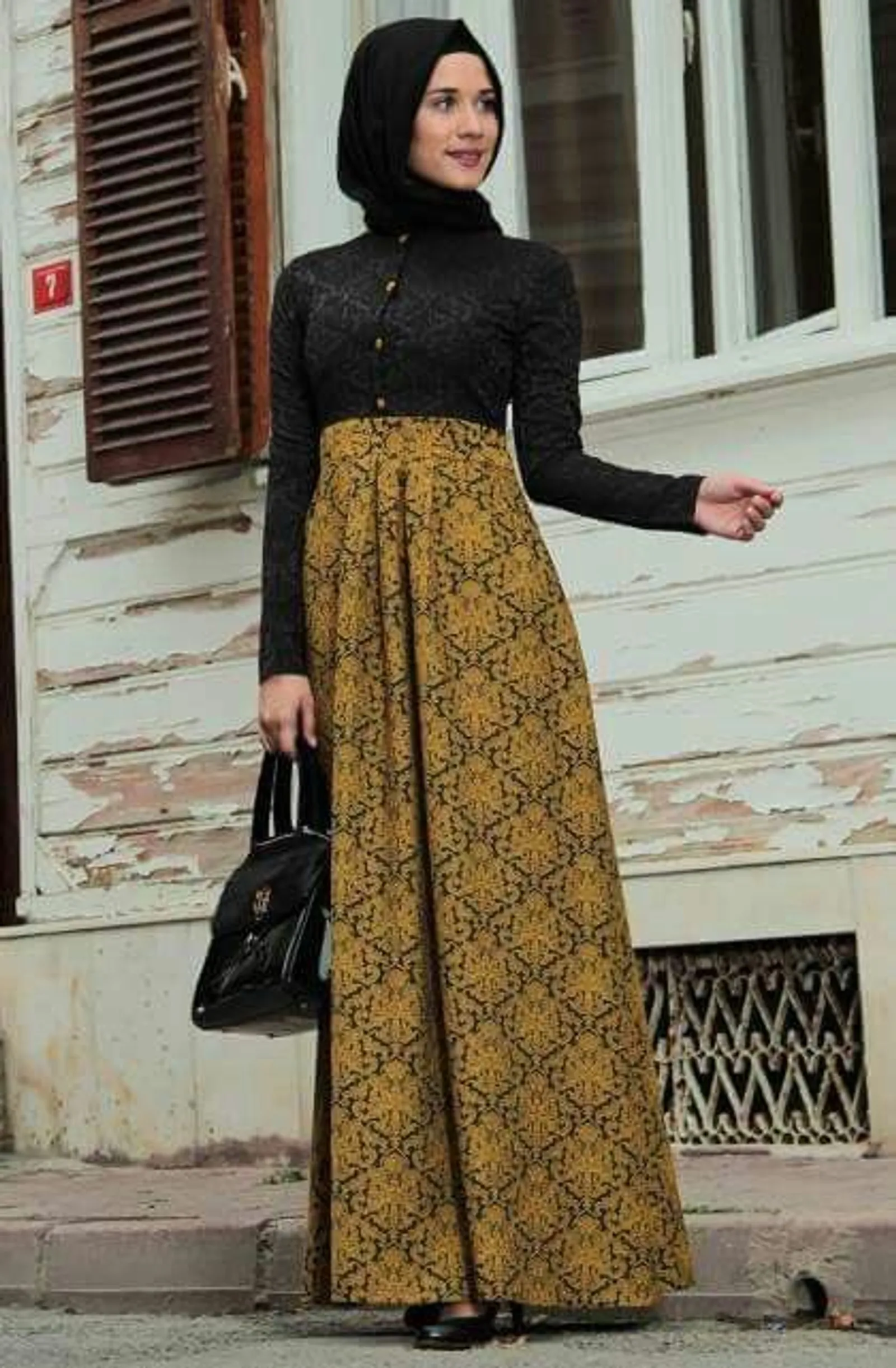 8 Model Dress Batik Kombinasi Brokat Lengan Panjang, Manis!