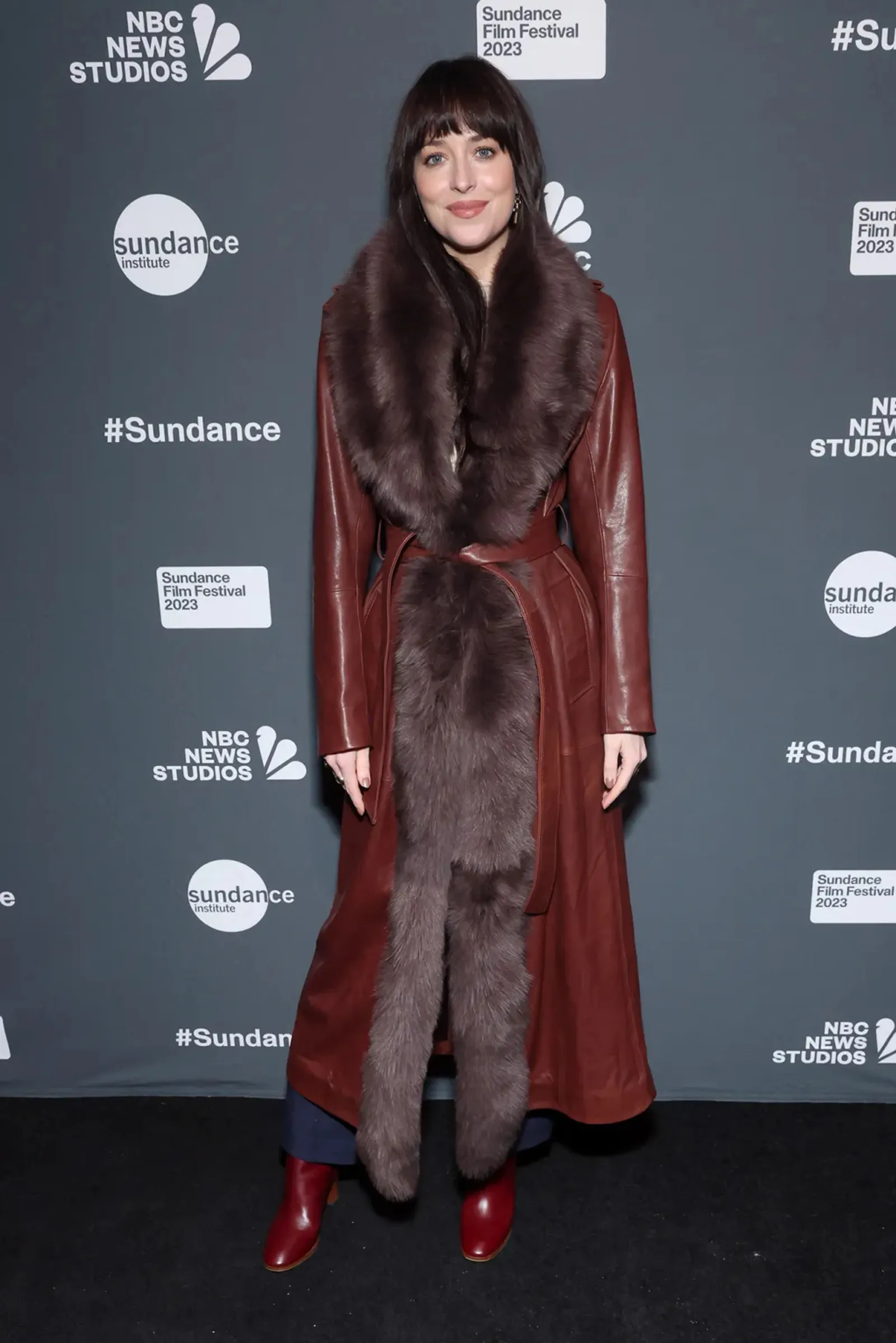 Deretan Gaya Modis Dakota Johnson Pakai Outer di Sundance 2023