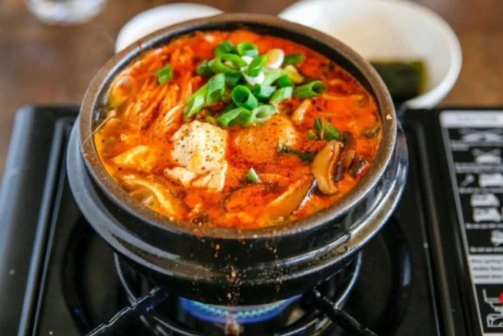 15 Makanan Korea Selatan yang Wajib Kamu Coba Seperti di Drama Korea