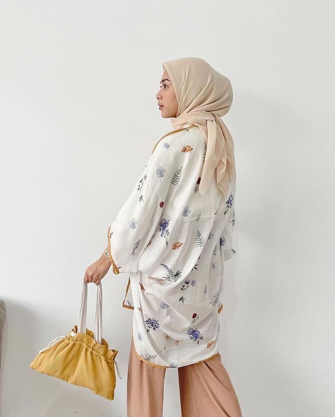 8 Model Outer Kekinian dan Modis untuk Perempuan, Stylish!