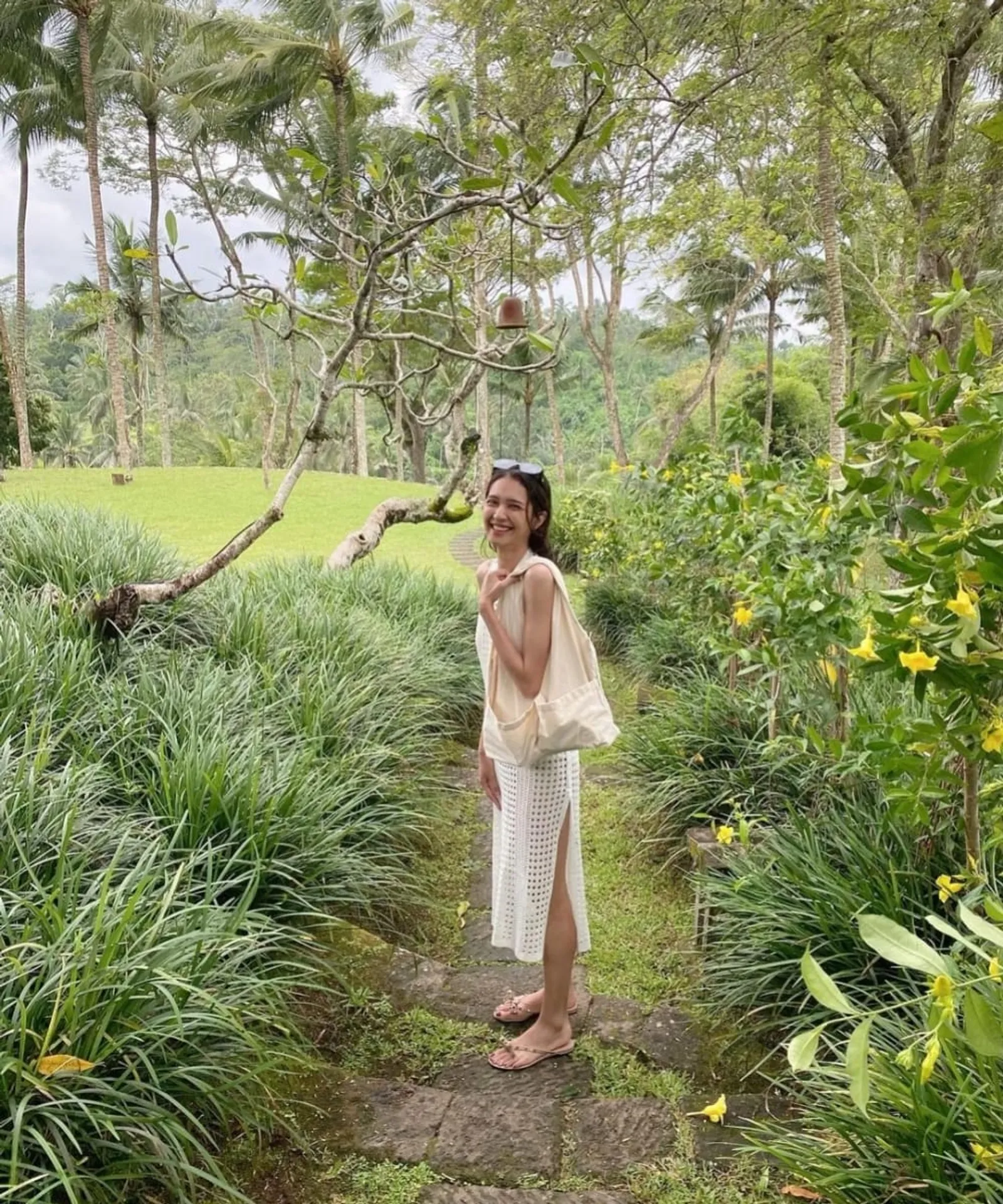 Segar! 7 Potret Bulan Madu Mikha Tambayong dan Deva Mahenra di Bali