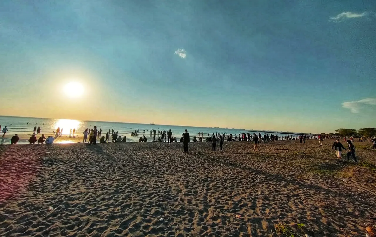 Pantai Indah Bosowa, Suguhkan Spot Sunset Terbaik di Kota Makassar