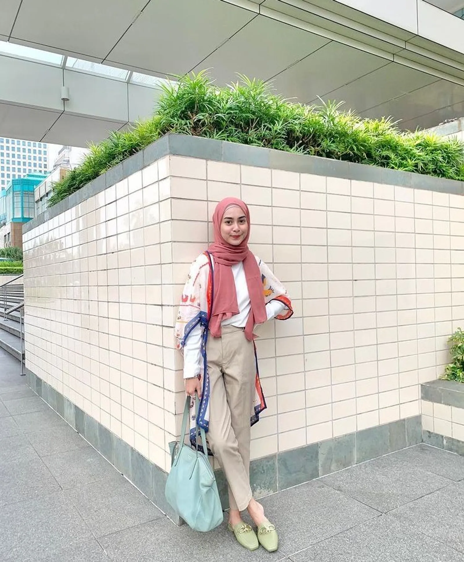 10 Model Outer Scarf dan Padu Padannya yang Fashionable