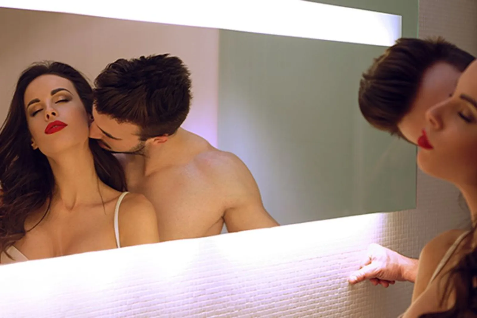 Bikin Gairah Memuncak, Ini 8 Hal yang Perlu Kamu Tahu Soal Mirror Sex