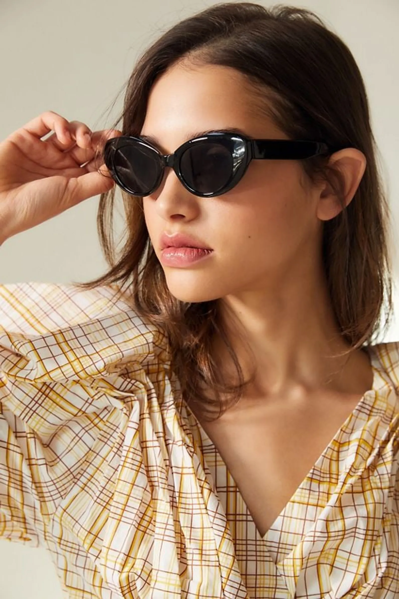 Model Kacamata Hitam Timeless yang Cocok untuk Berbagai Outfit