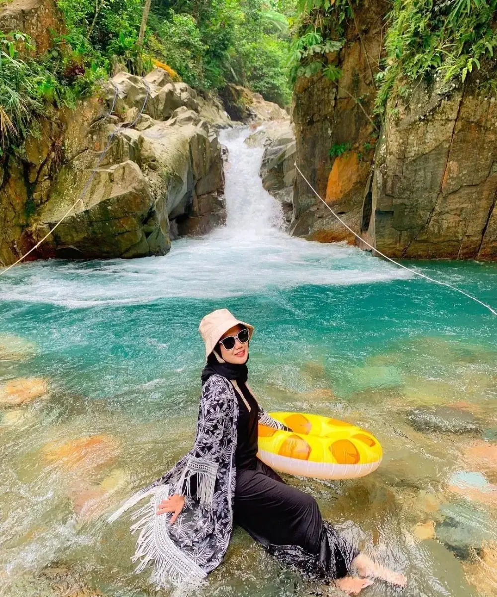 11 Pesona Curug Ciburial Bogor: Daya Tarik, HTM, Rute & Jam Buka