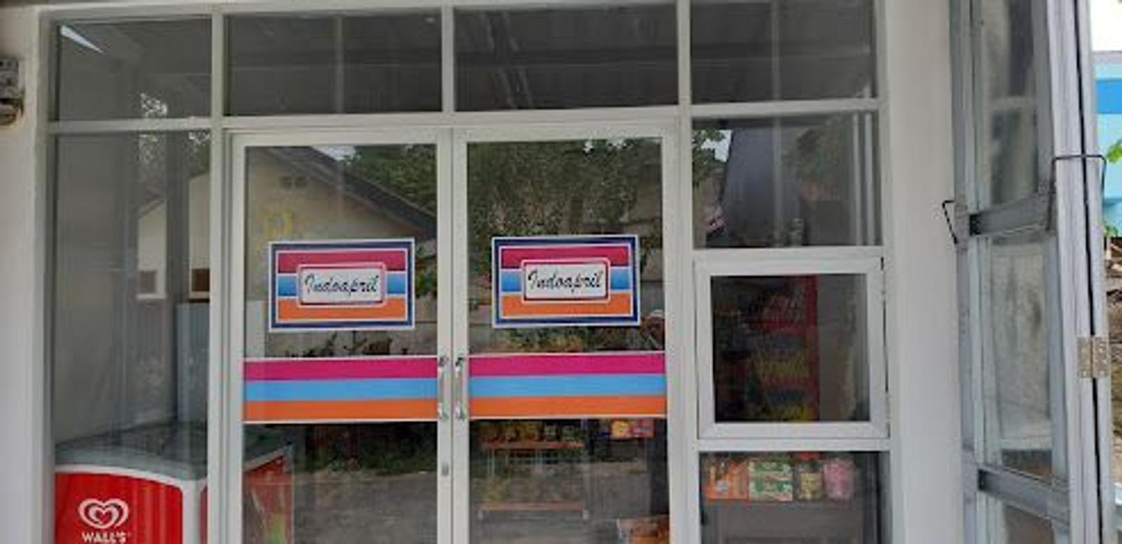 9 Potret Kocak Toko yang Memakai Nama Supermarket Populer