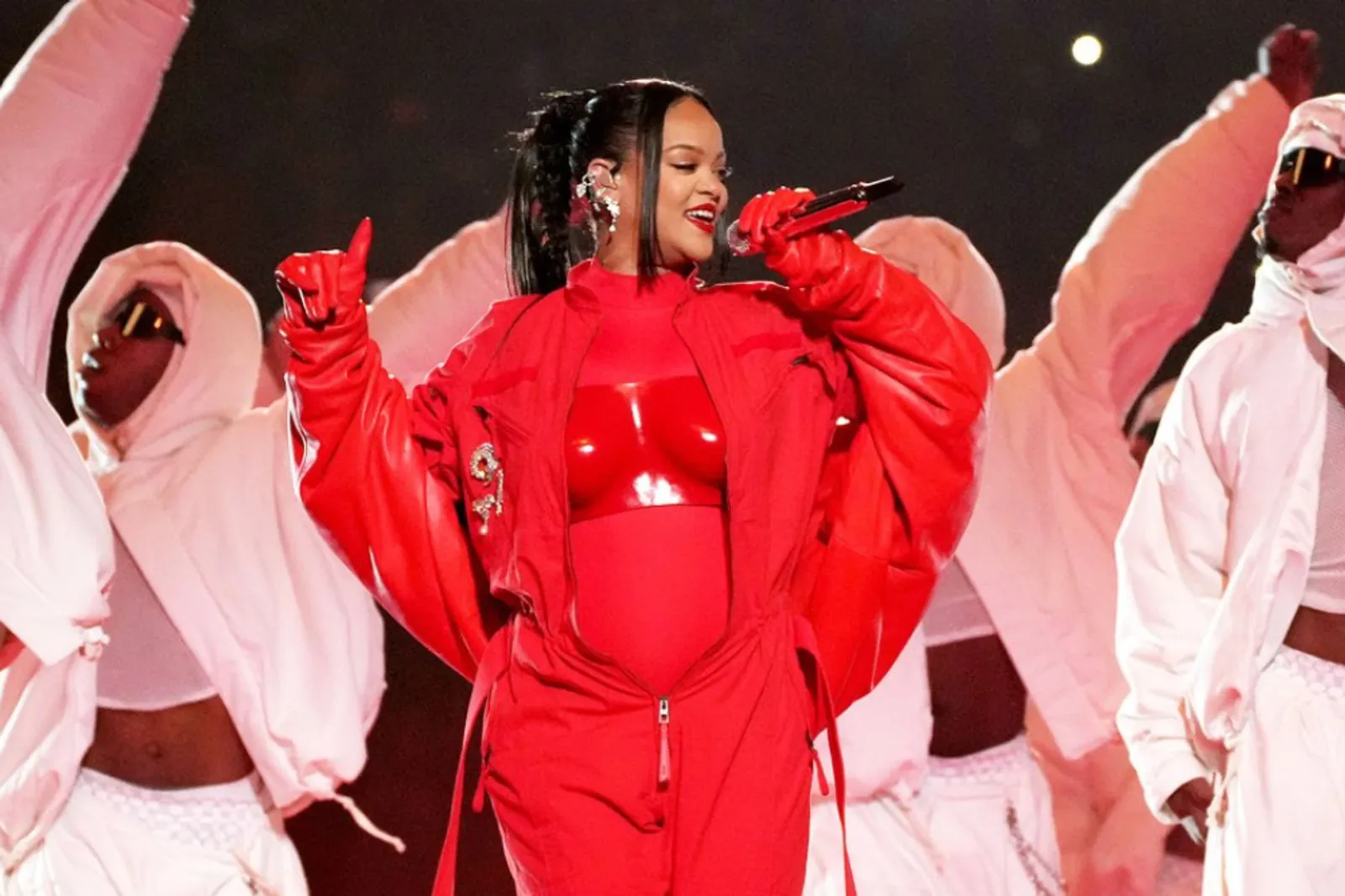 Usap Perut Saat Tampil di Super Bowl, Rihanna Umumkan Hamil Anak Kedua