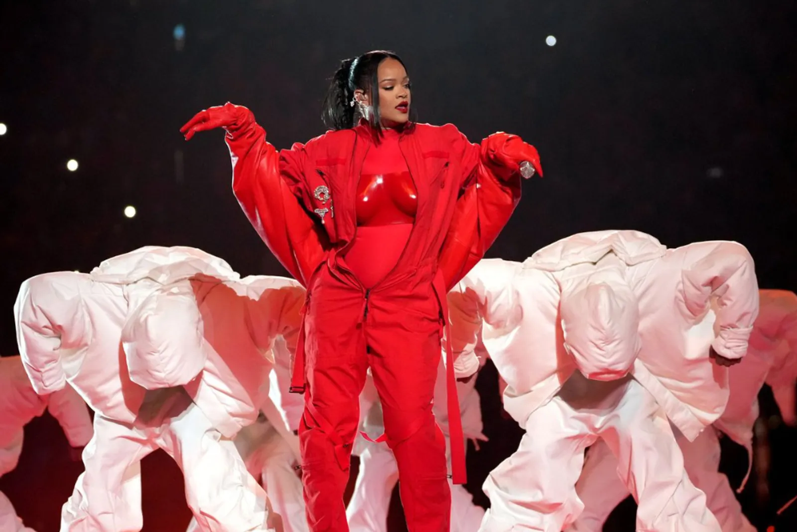 Usap Perut Saat Tampil di Super Bowl, Rihanna Umumkan Hamil Anak Kedua