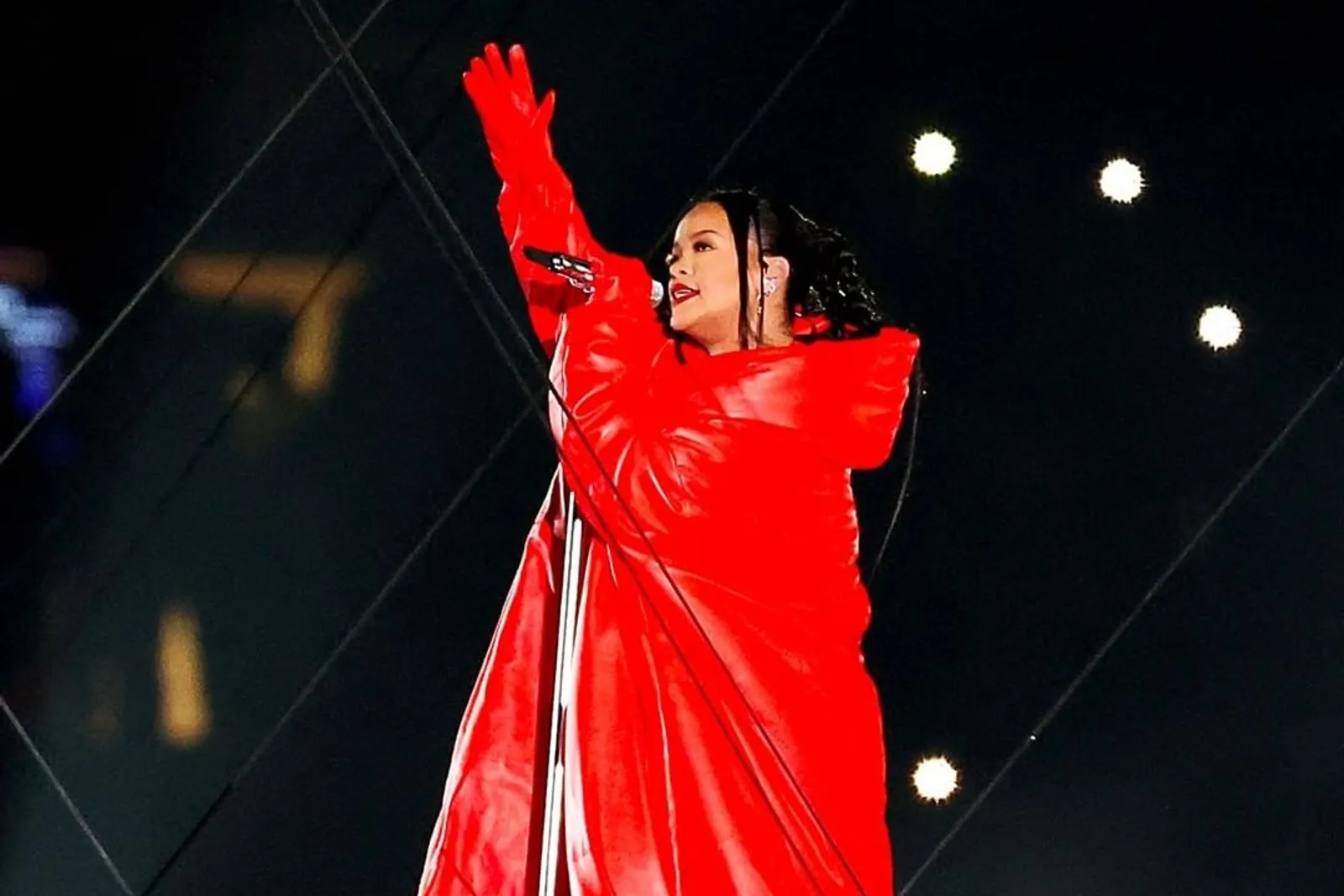 Aksi Totalitas Rihanna Pakai Outfit Serba Merah di Super Bowl 2023