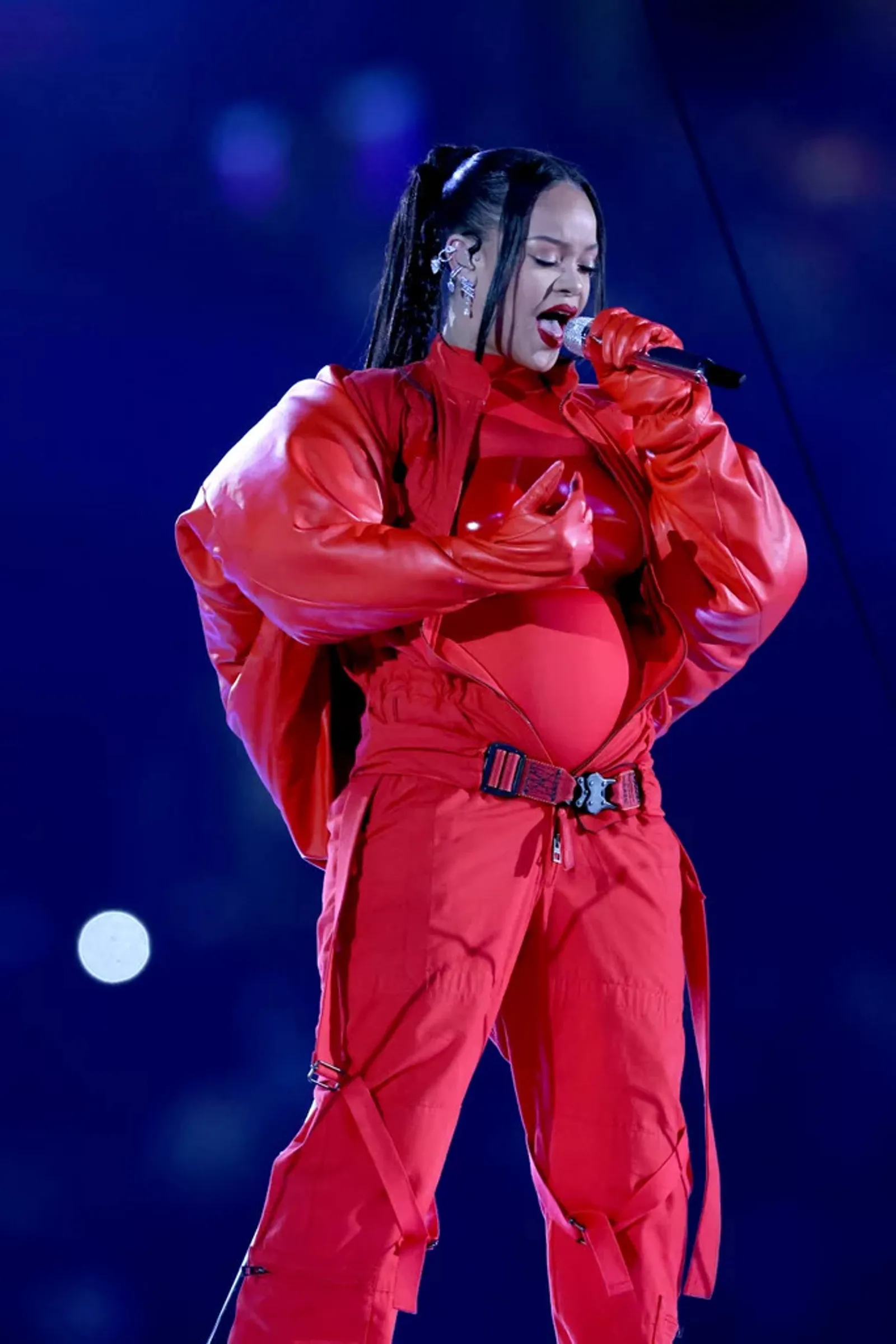 Aksi Totalitas Rihanna Pakai Outfit Serba Merah di Super Bowl 2023
