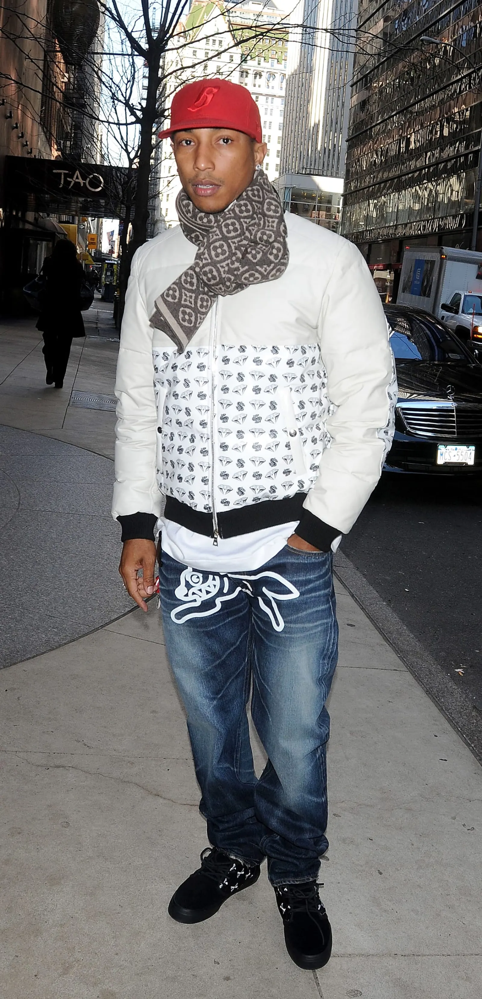 5 Potret Pharrell Williams saat Kenakan Louis Vuitton