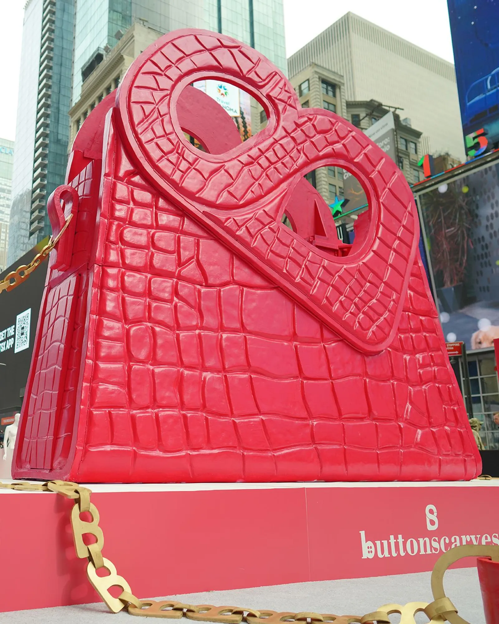 Buttonscarves Bangun 'Tas Raksasa' di Tengah Times Square New York