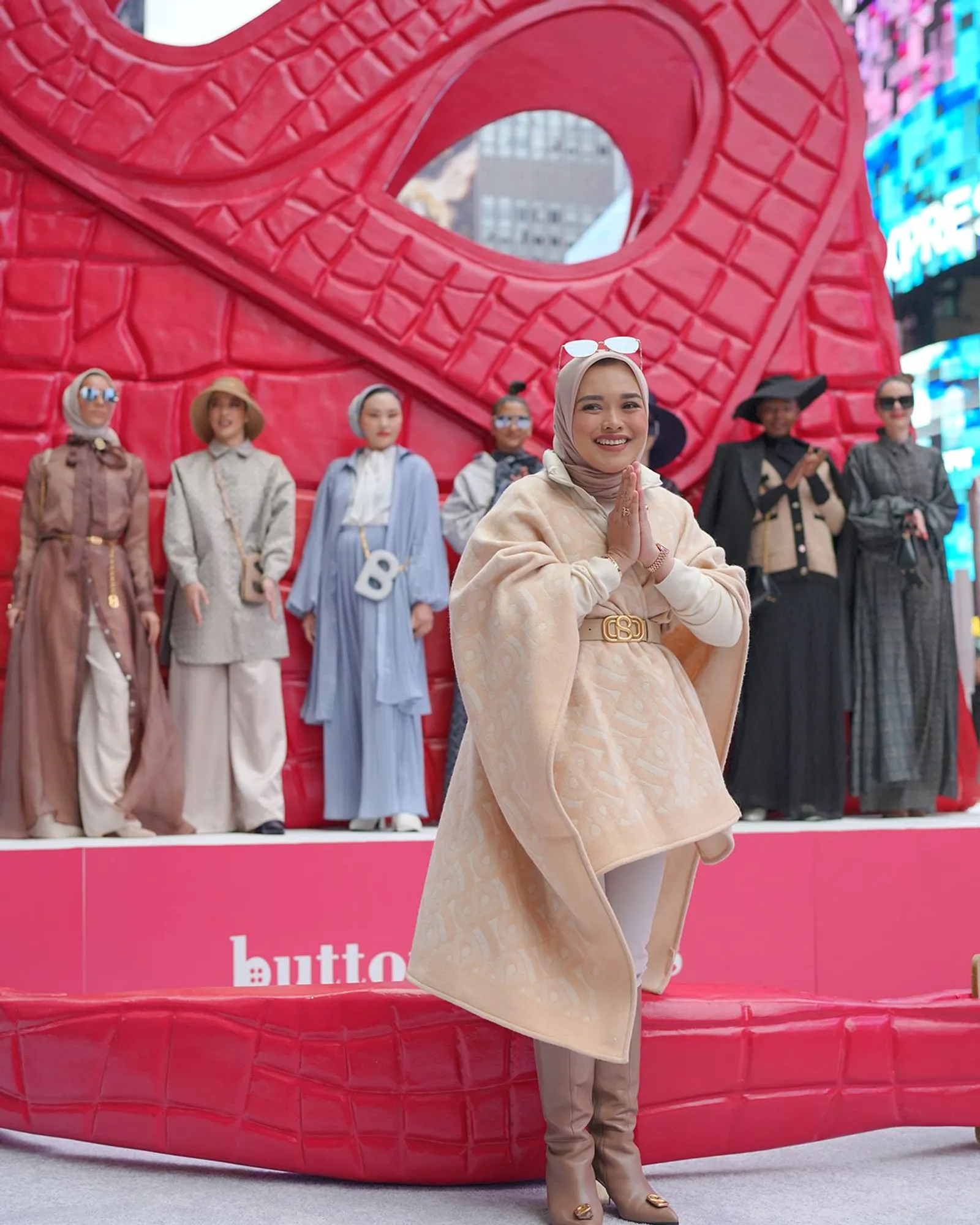 Buttonscarves Bangun 'Tas Raksasa' di Tengah Times Square New York