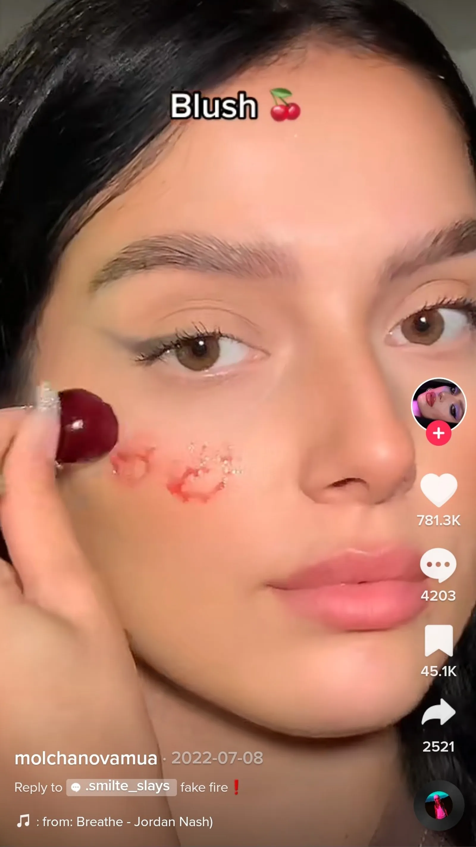 Unik, Cewek Ini Pakai Buah-buahan Sebagai Makeup-nya