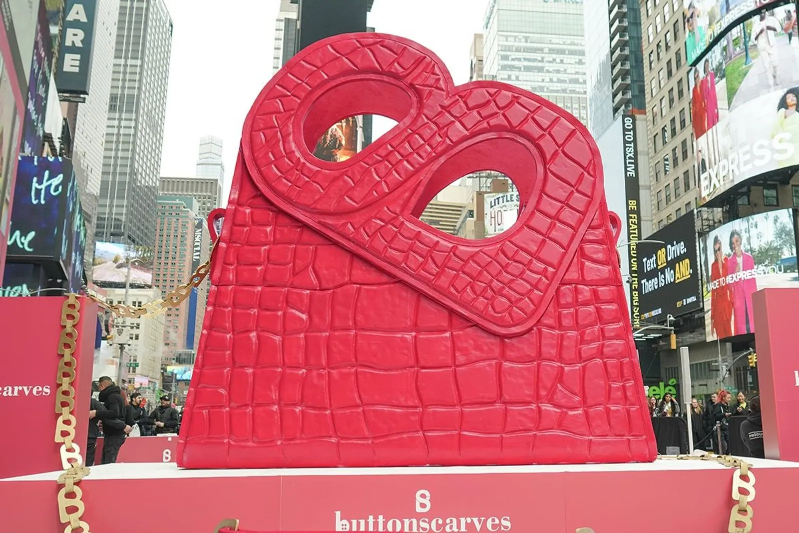 Buttonscarves Bangun 'Tas Raksasa' di Tengah Times Square New York