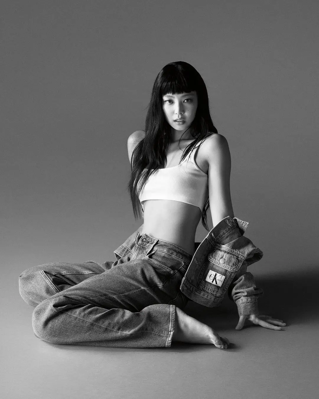 Aksi Seksi Jennie BLACKPINK Bintangi Calvin Klein Spring 2023