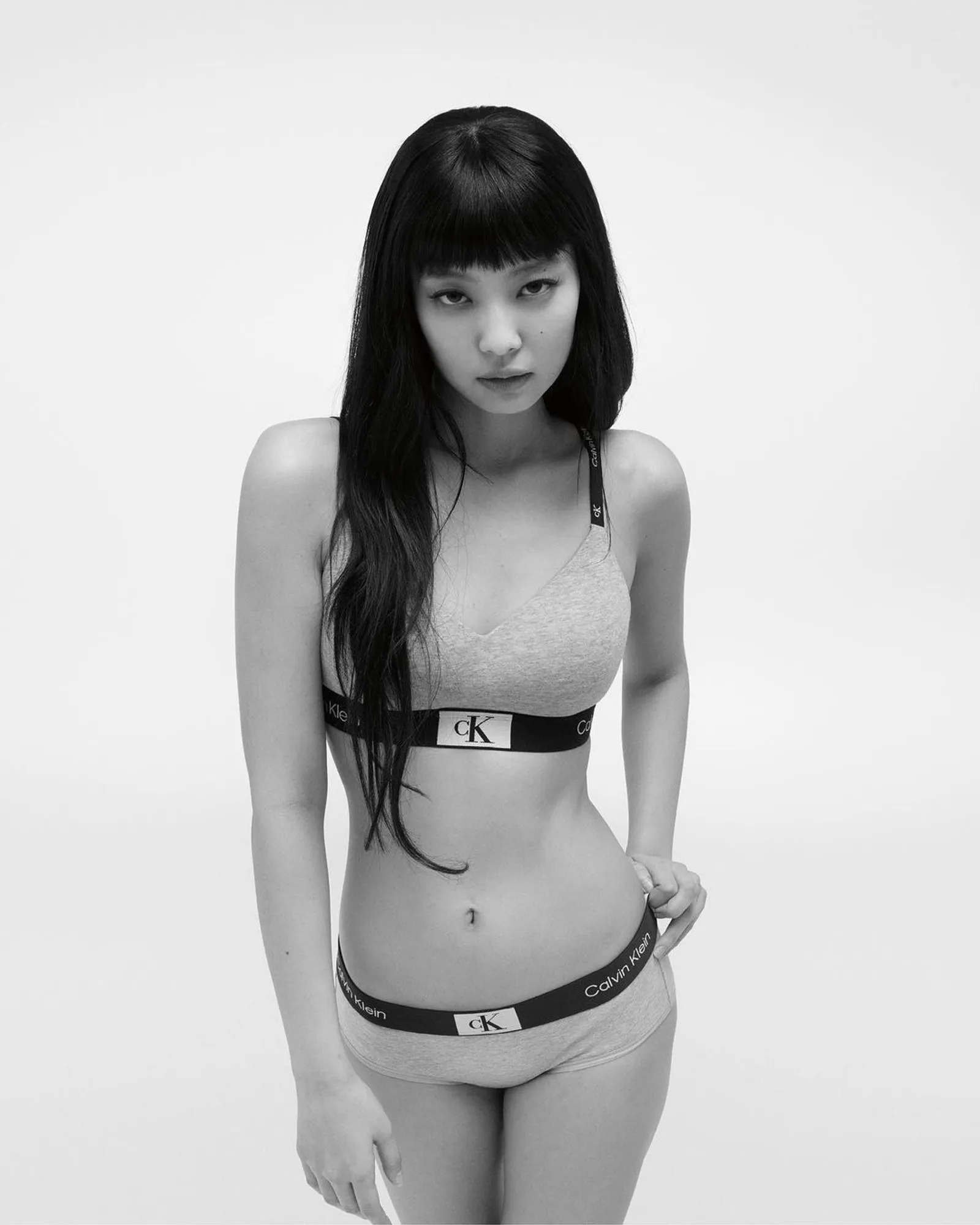 Aksi Seksi Jennie BLACKPINK Bintangi Calvin Klein Spring 2023