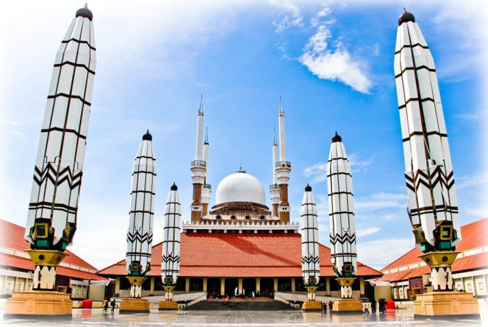 8 Masjid Megah di Indonesia yang Kerap Jadi Wisata Religi