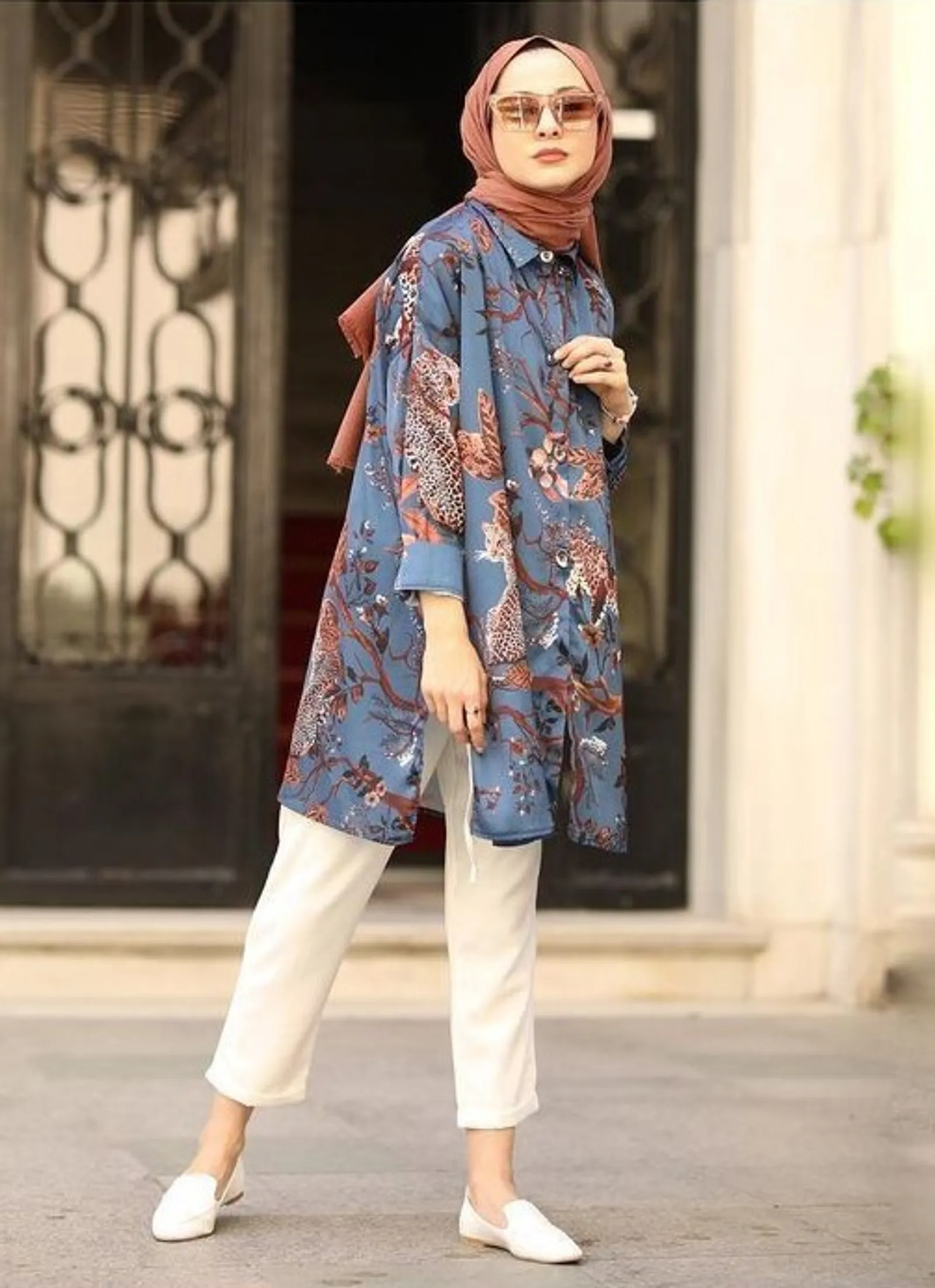 17 Model Baju Batik Kerja Perempuan Berhijab yang Elegan