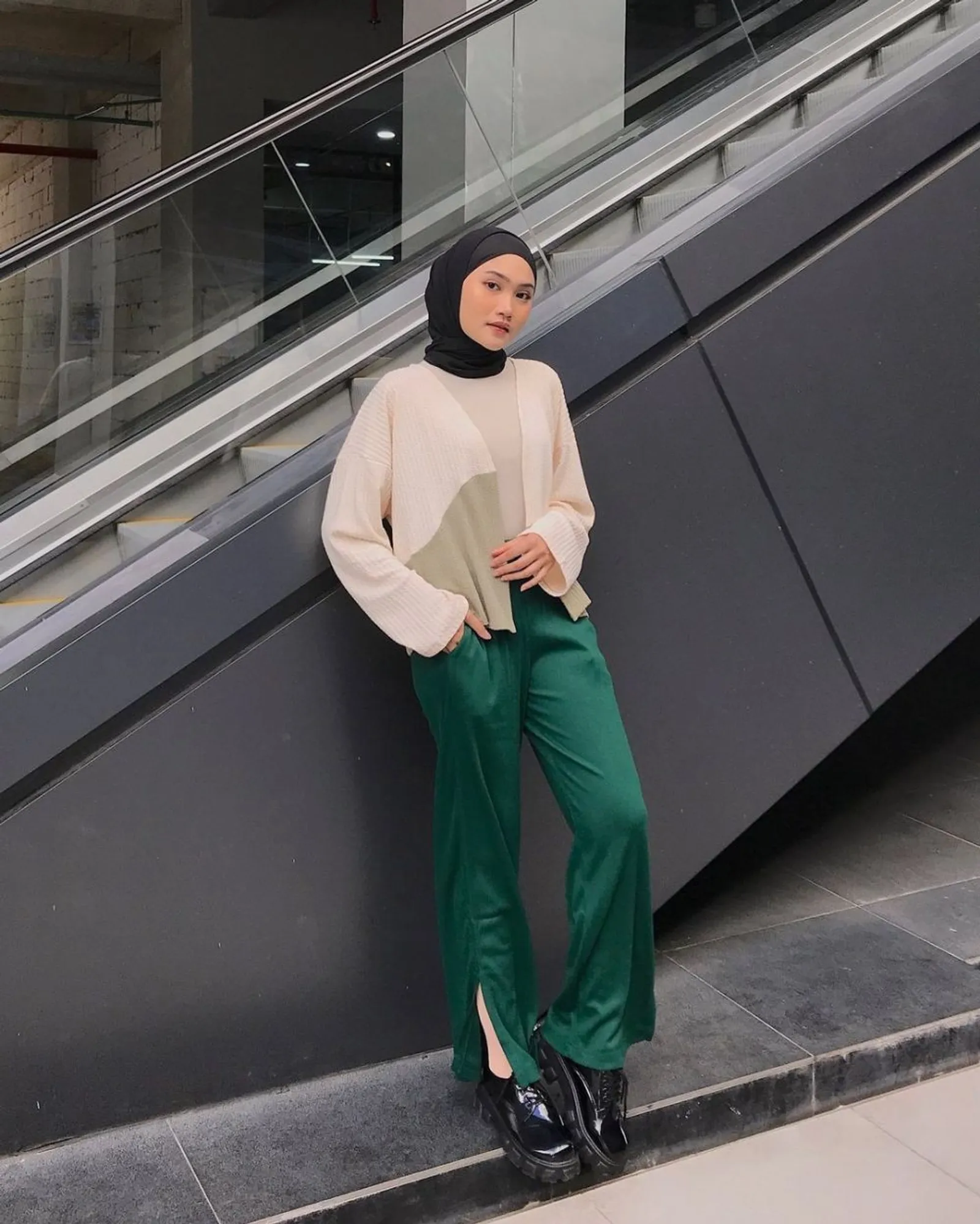 Inspirasi Padu-padan OOTD Hijab dengan Slit Pants