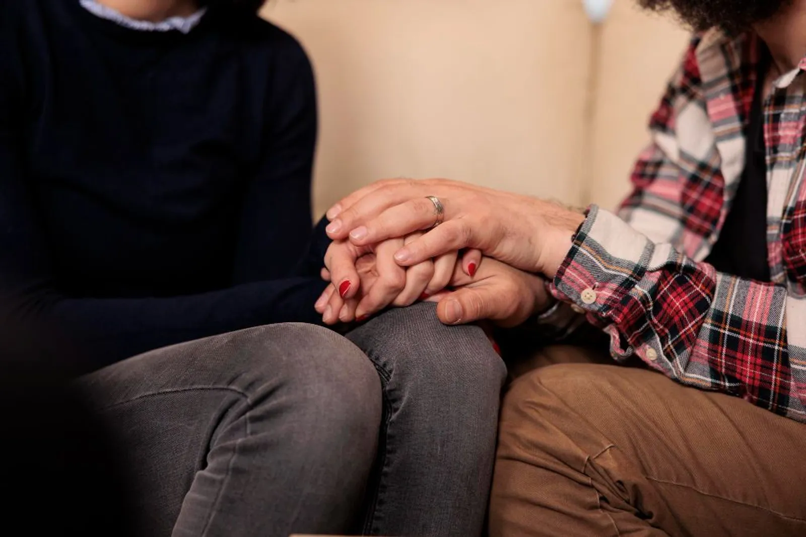 8 Cara Membantu Pasanganmu Menghindari Perilaku Selfharm