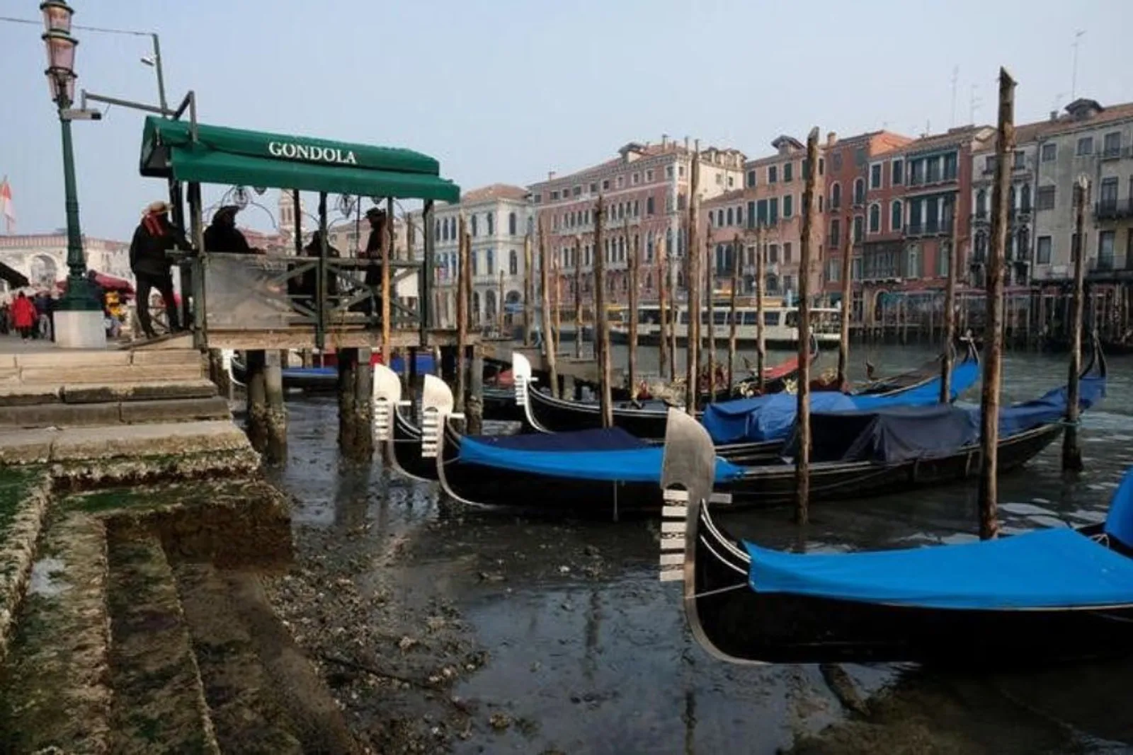 Foto-Foto Keringnya Sungai di Venesia, Kesan Romantisnya Hilang?