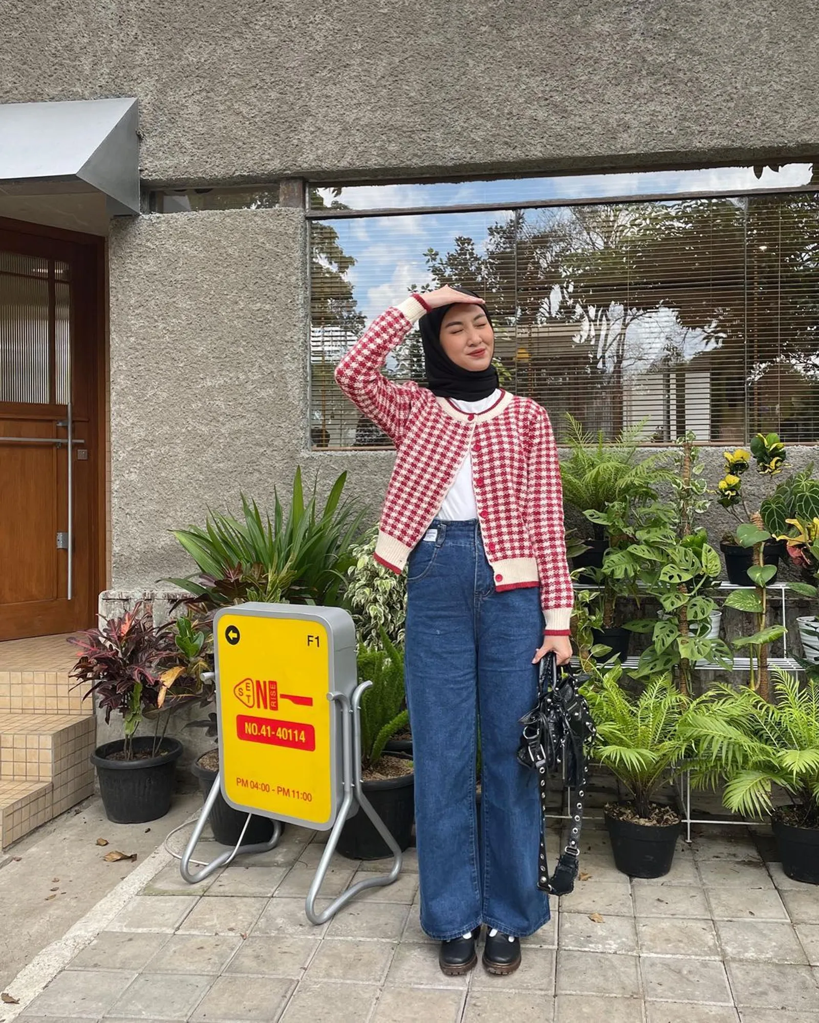 Ide Outfit Hijab Modis dengan Kombinasi Cardigan dan Jeans