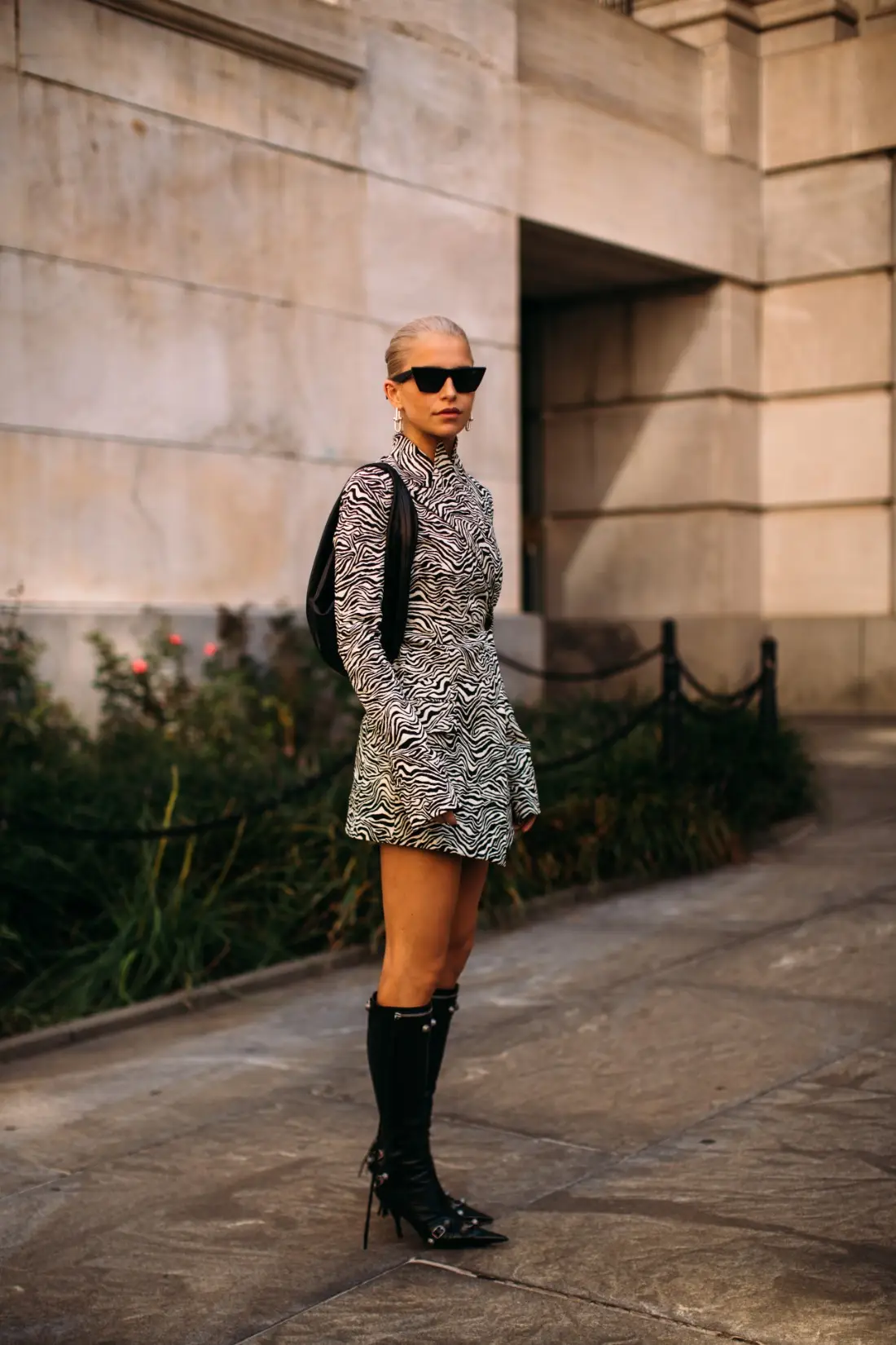 Cara Mix & Match Dress dengan Boots yang Fashionable